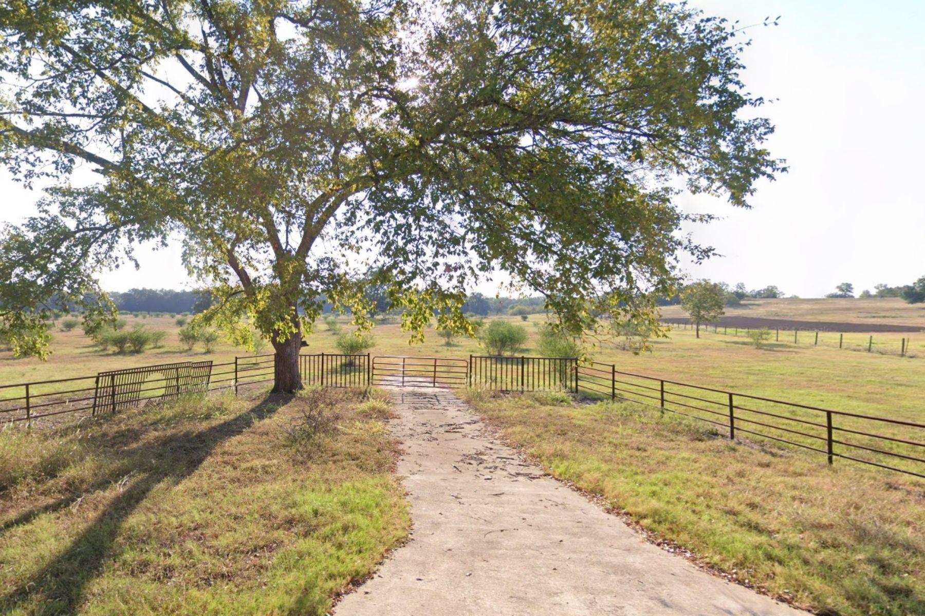 465 Oak Grove Rd Property Photo 2