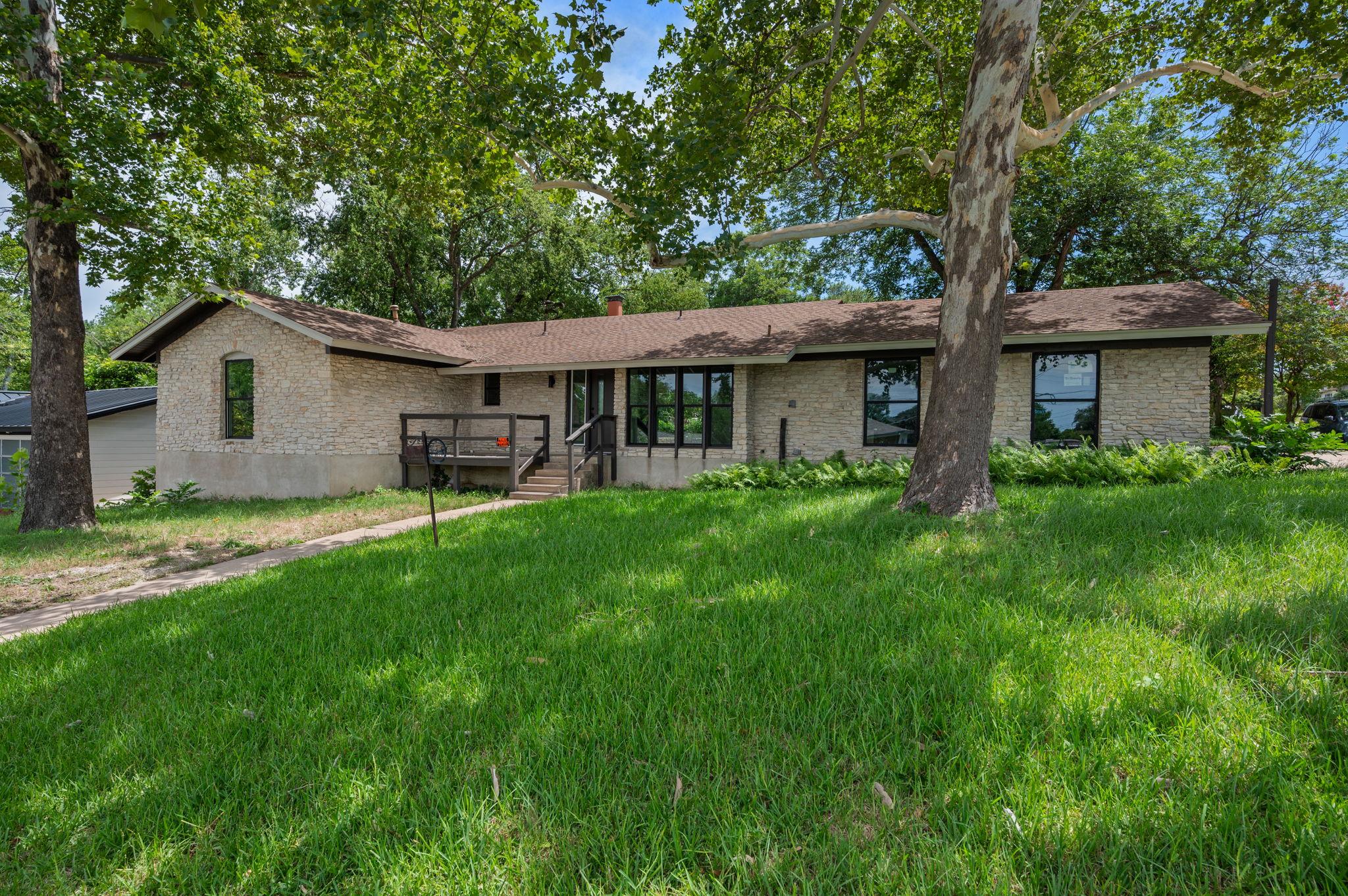 2101 Vanderbilt Ln Property Photo 1