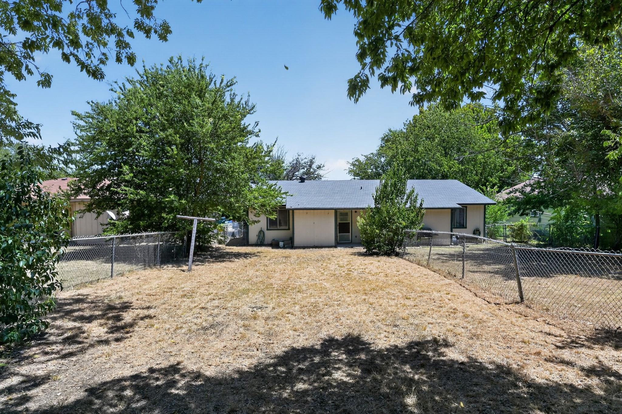 914 Travis Ln Property Photo 12