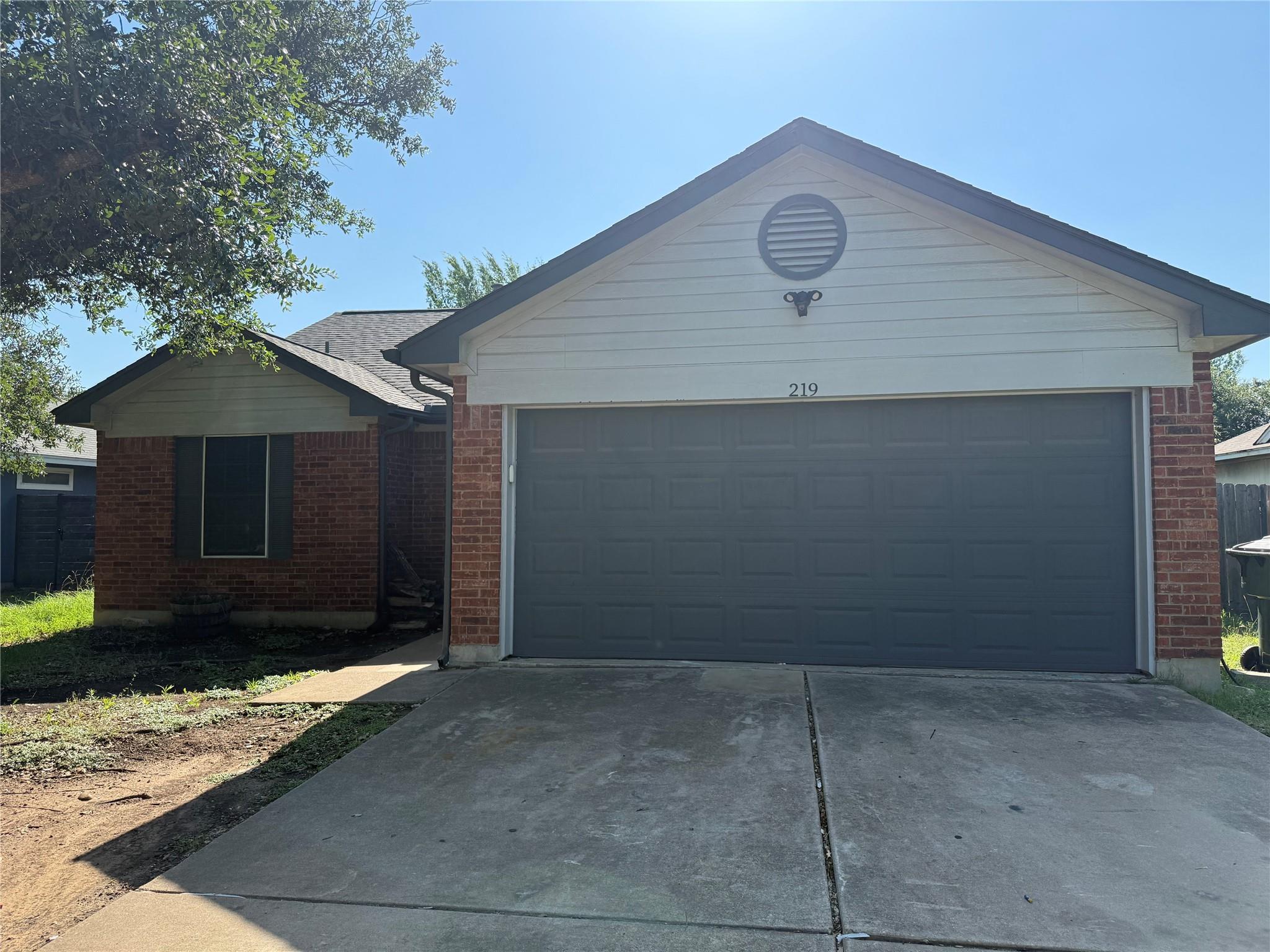 219 Juniper Dr Property Photo 1