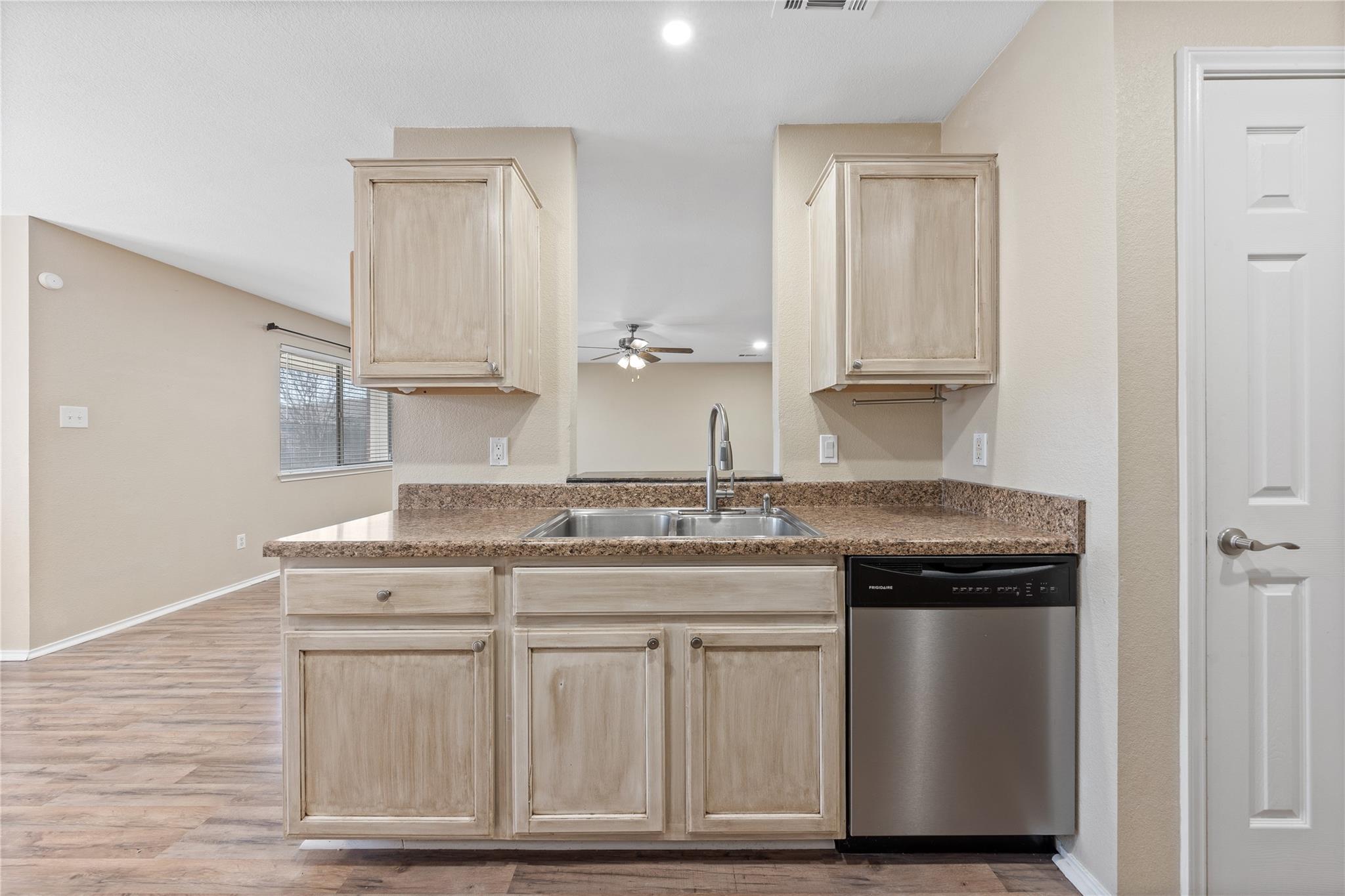 210 Mesquite Cir Property Photo 8
