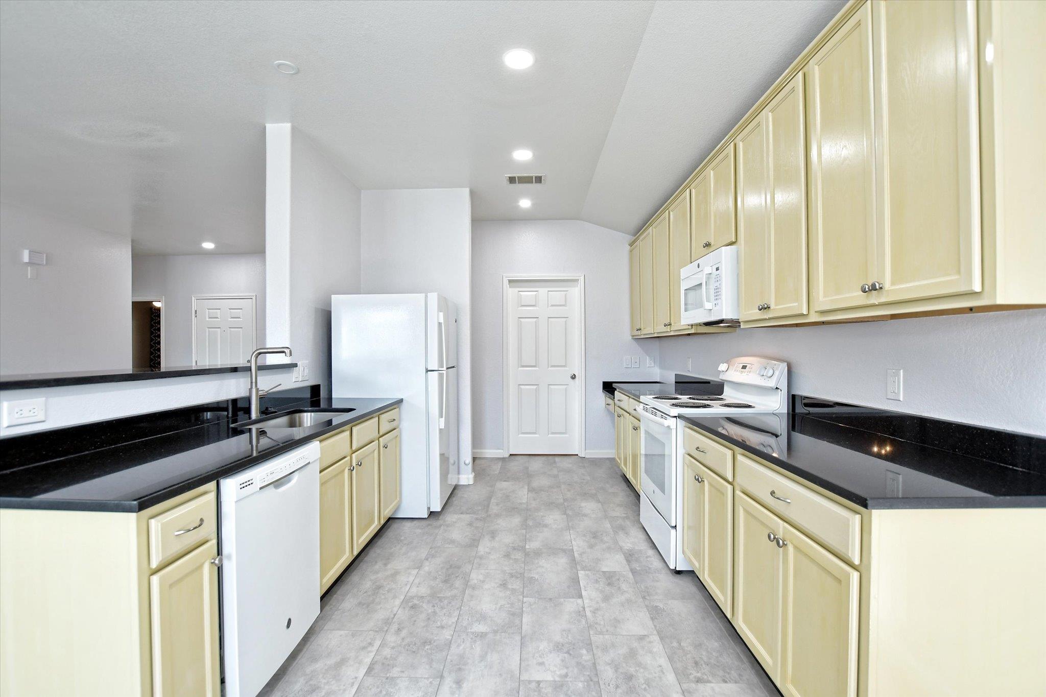 401 Bandara Woods Blvd Property Photo 11