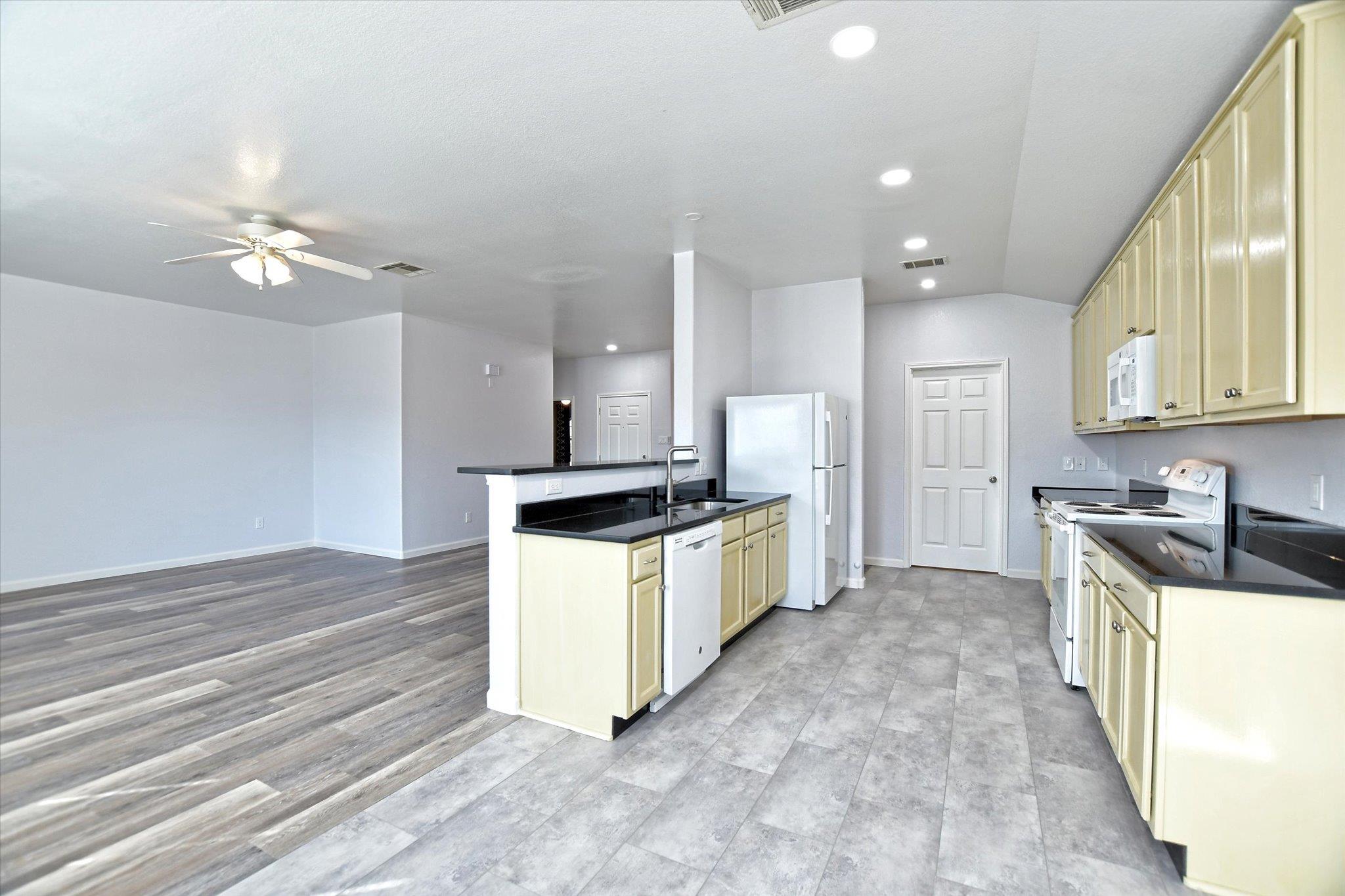 401 Bandara Woods Blvd Property Photo 12