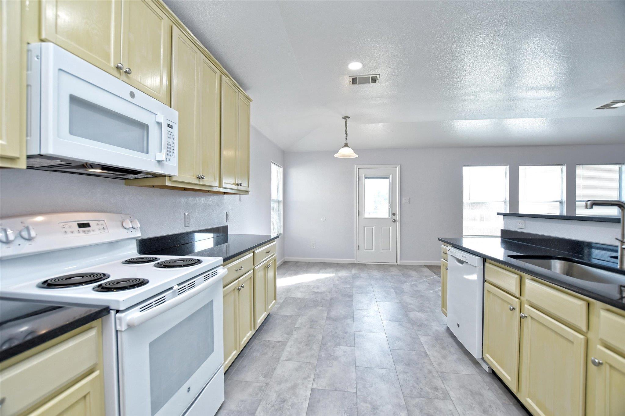 401 Bandara Woods Blvd Property Photo 13