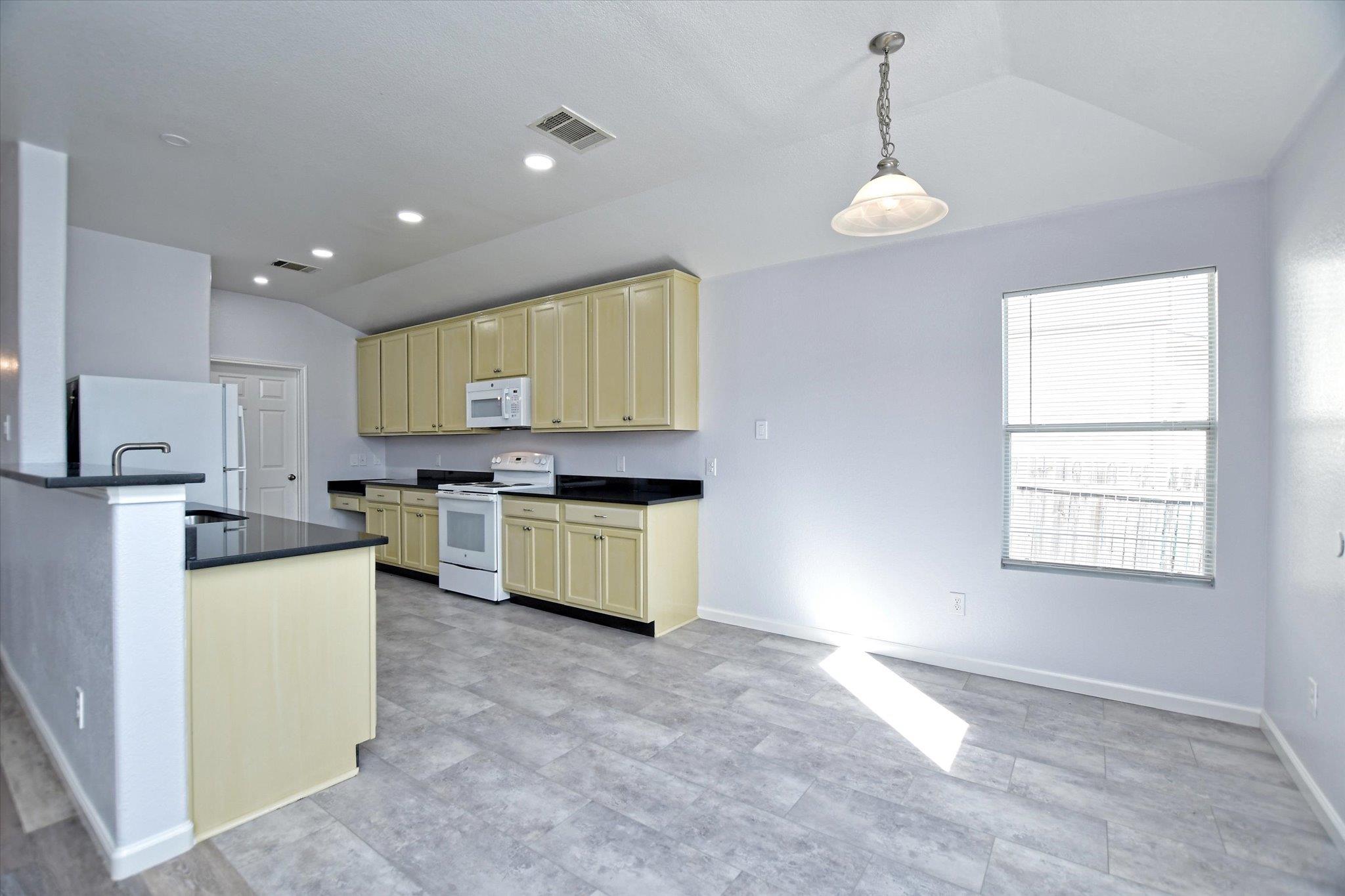 401 Bandara Woods Blvd Property Photo 14