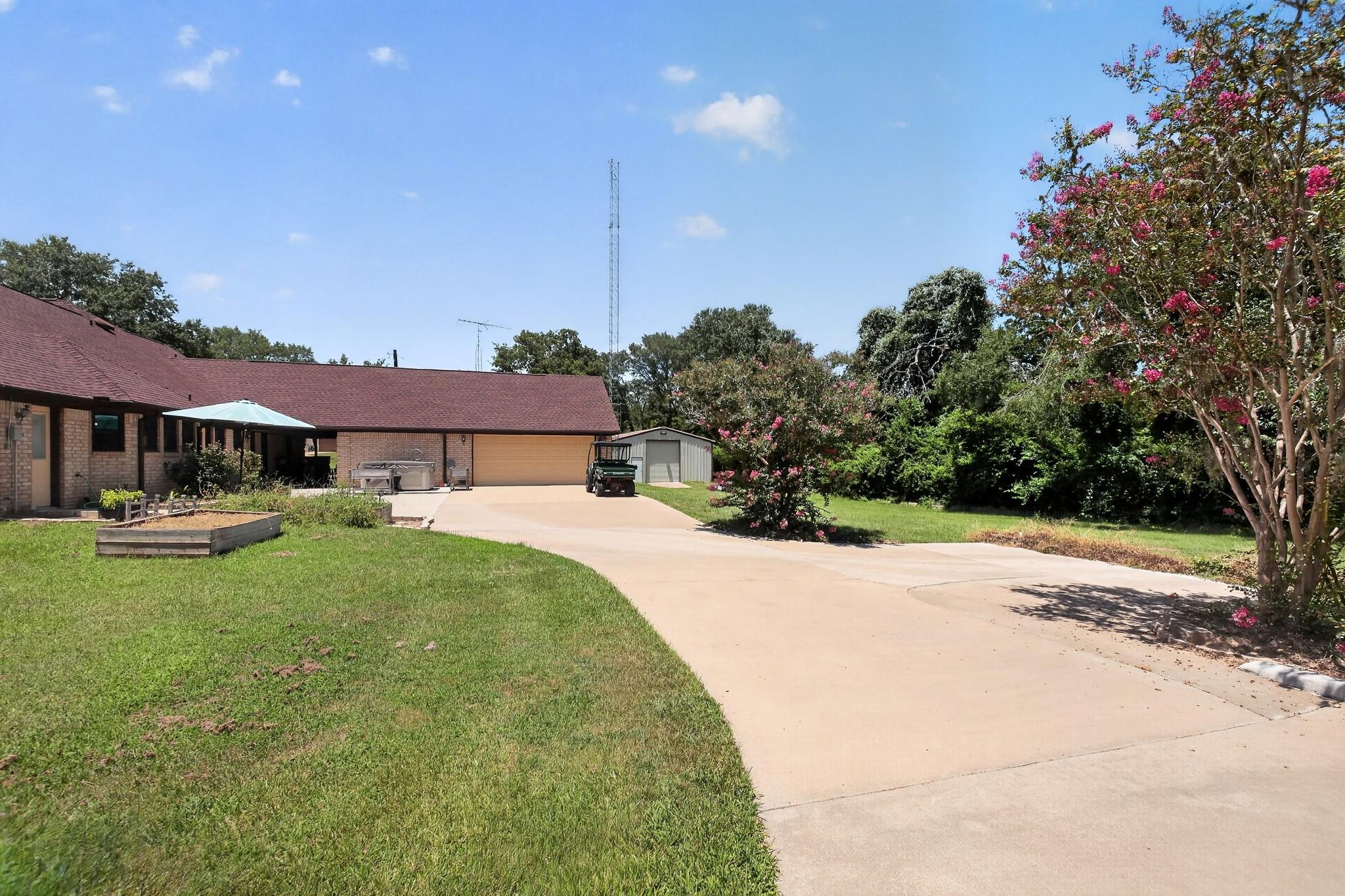 1950 Country Club Rd Property Photo 6