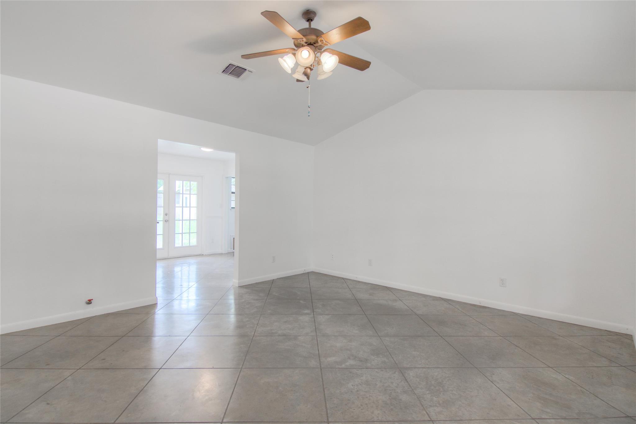1400 Lazy Creek Ln Property Photo 5