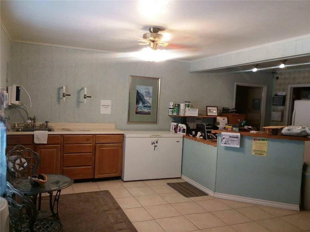 1819 S Chestnut St Property Photo 3