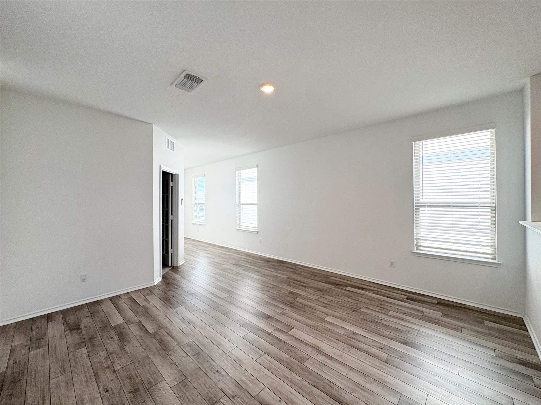 217 English Oak St Property Photo 3