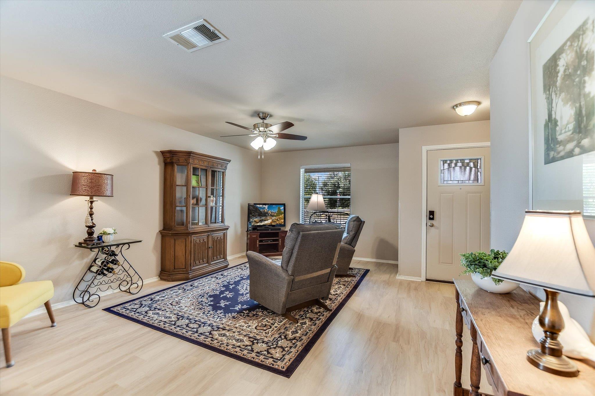 2800 Tyler Ln Property Photo 4