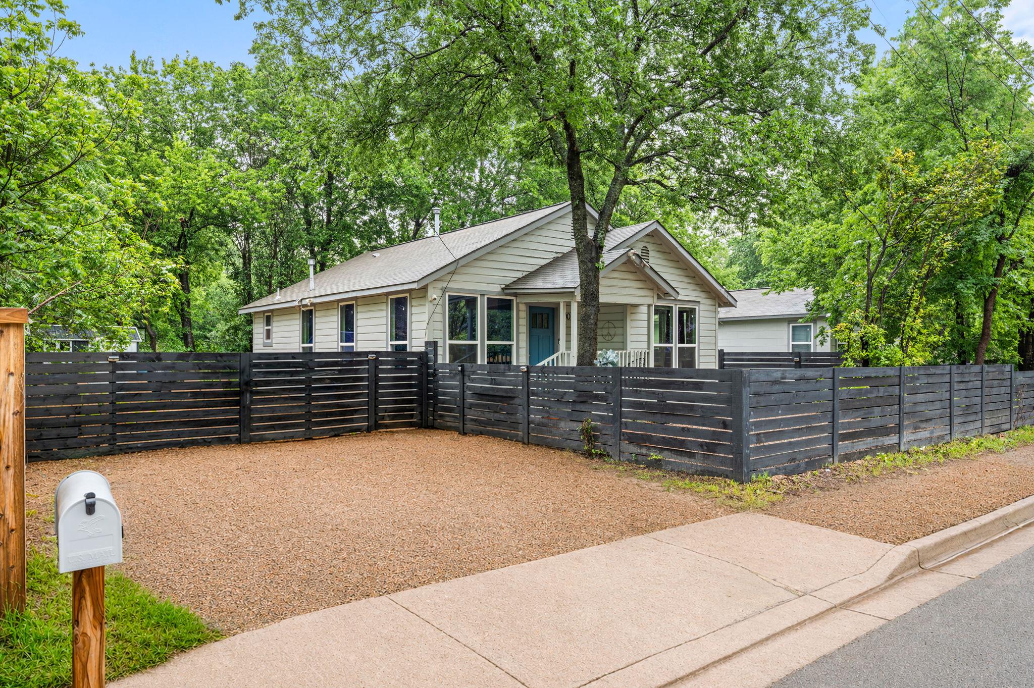 100 Florence Dr #b Property Photo 2