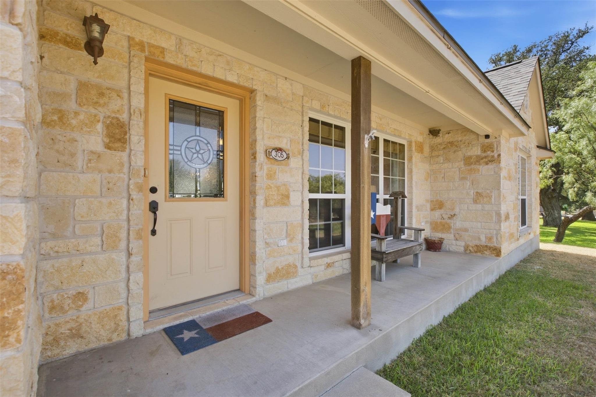 305 Pecan Dr Property Photo 1