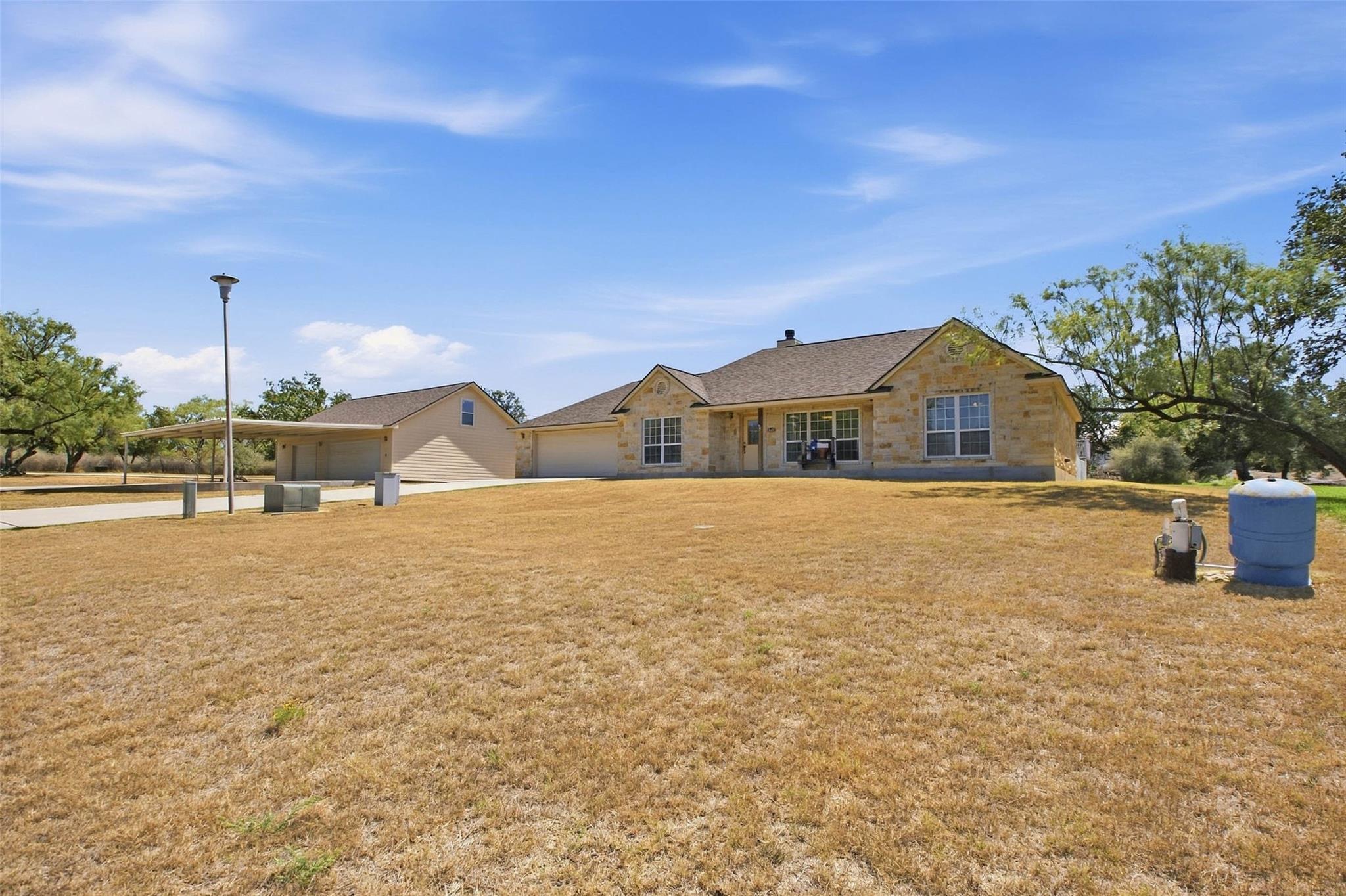 305 Pecan Dr Property Photo 2