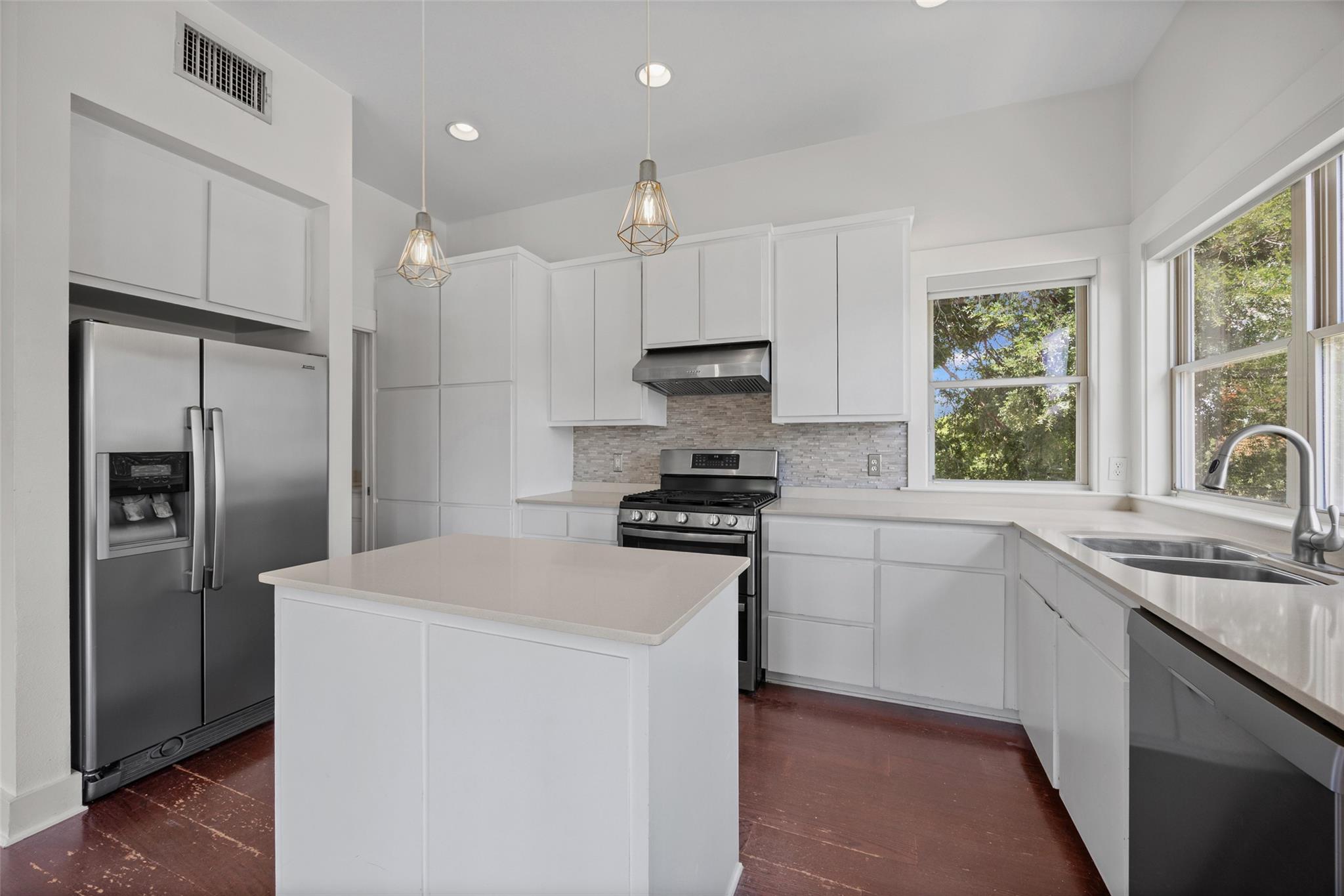 1301 San Bernard St Property Photo 4