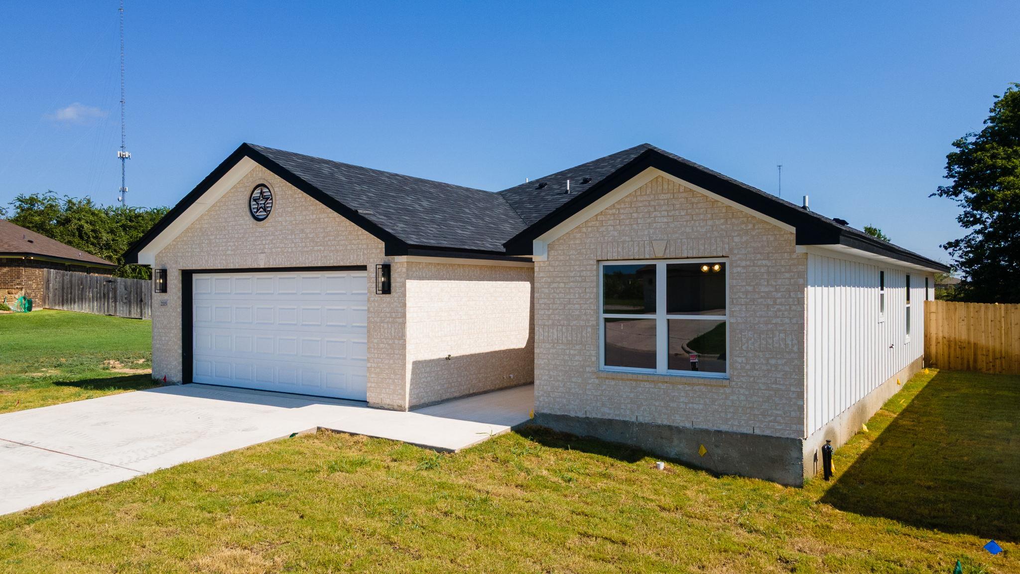 2115 Blackhawk Loop Property Photo 2