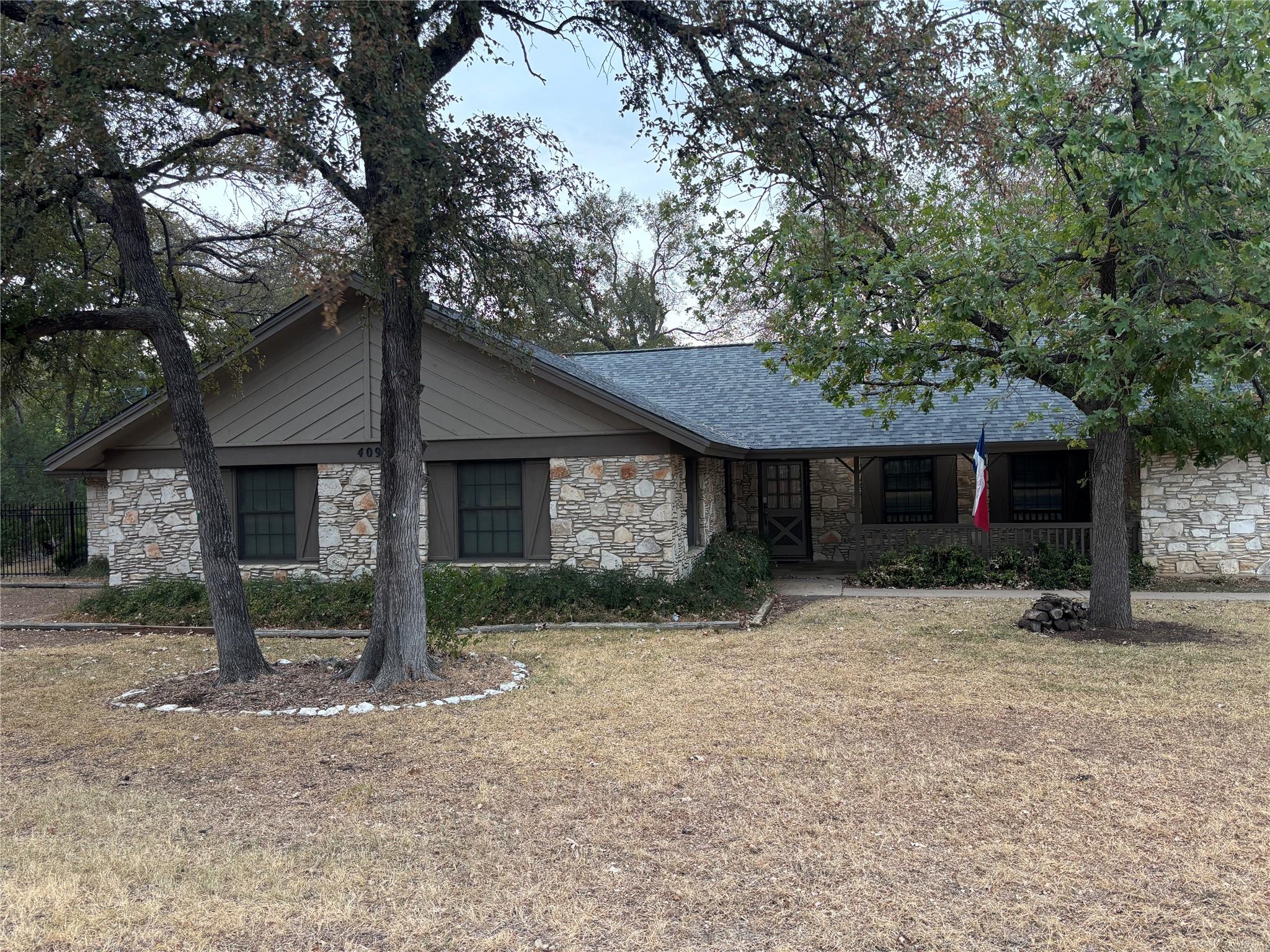 409 Sinuso Dr Property Photo 1