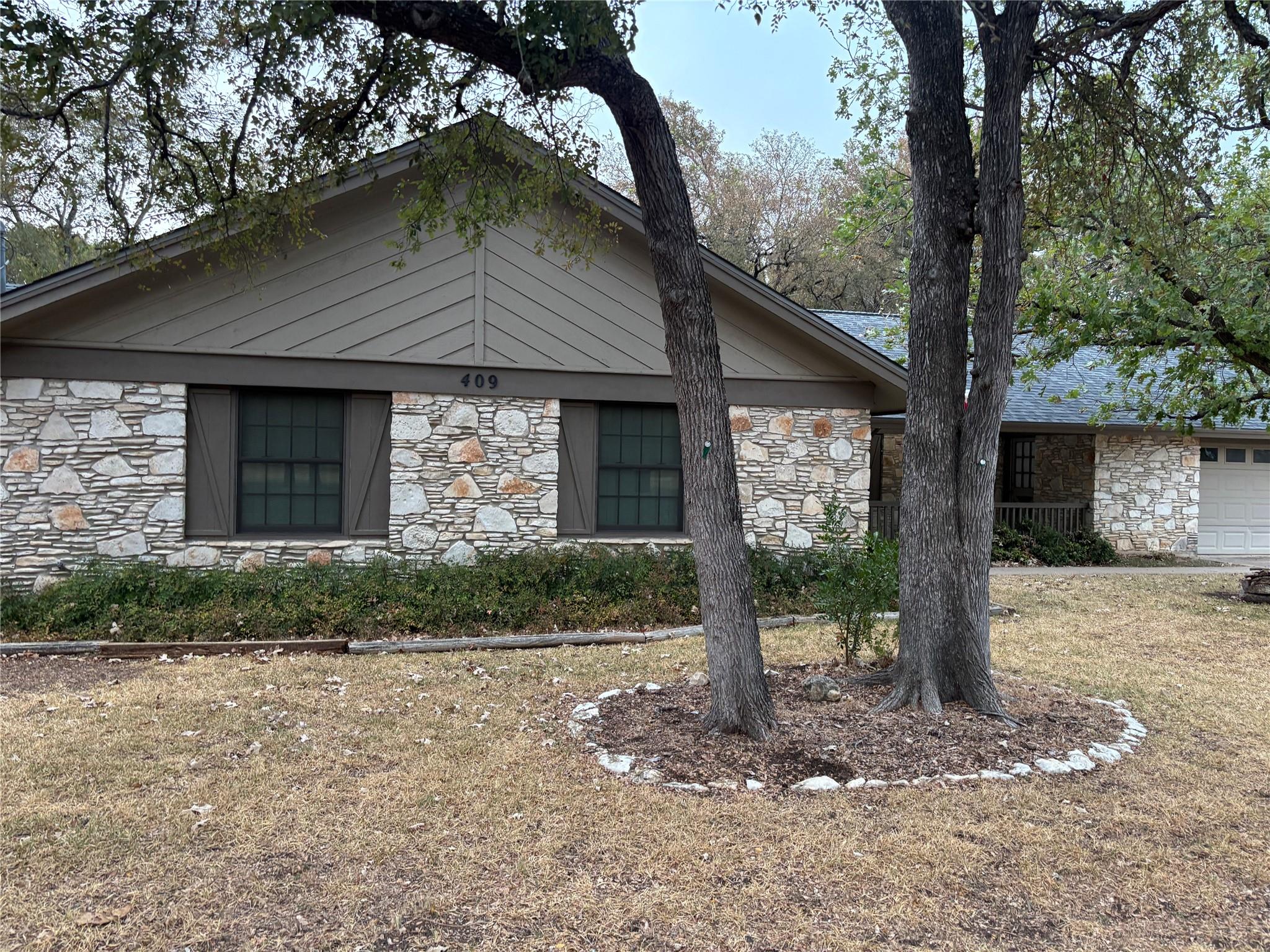 409 Sinuso Dr Property Photo 3
