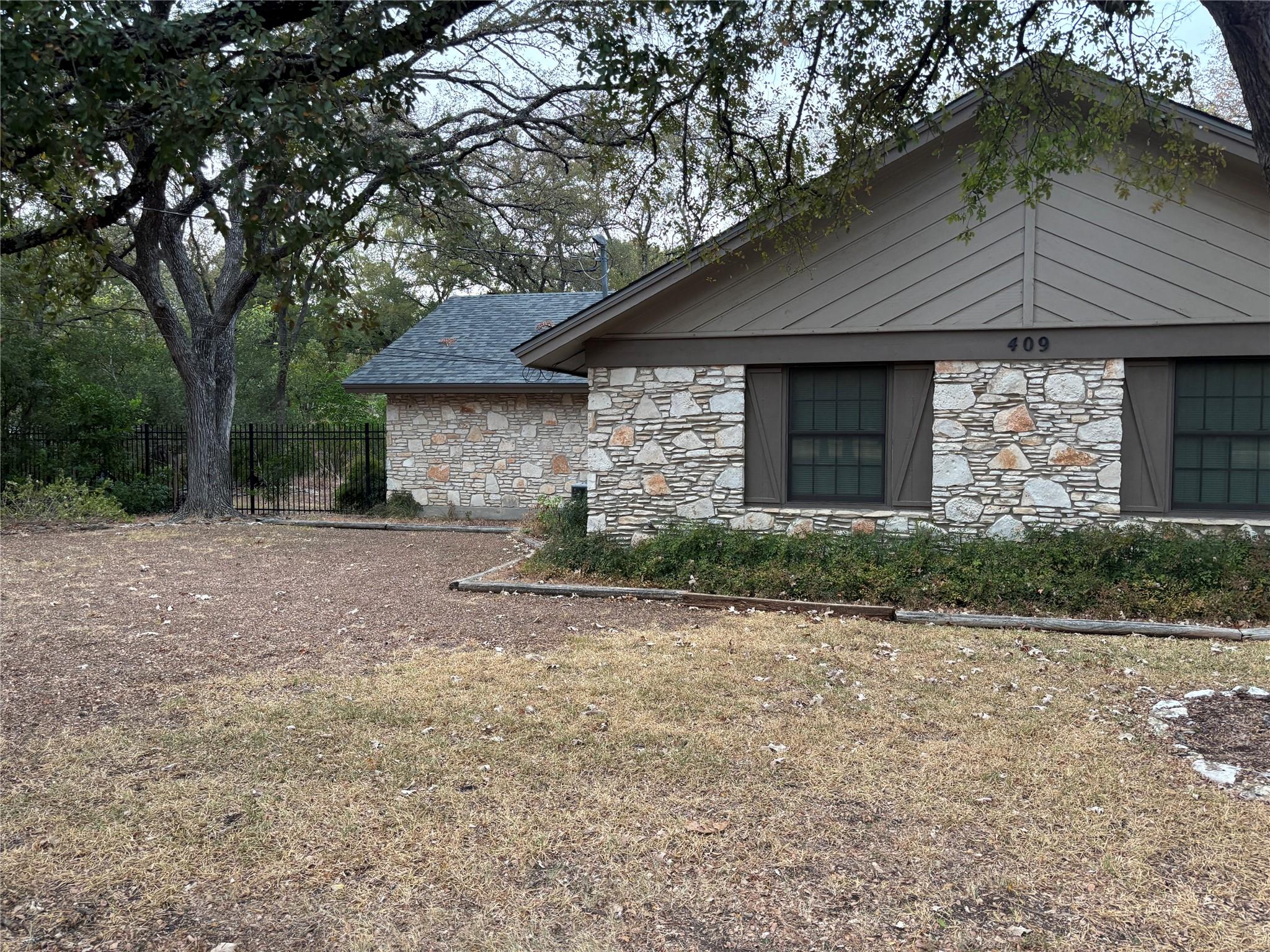 409 Sinuso Dr Property Photo 4