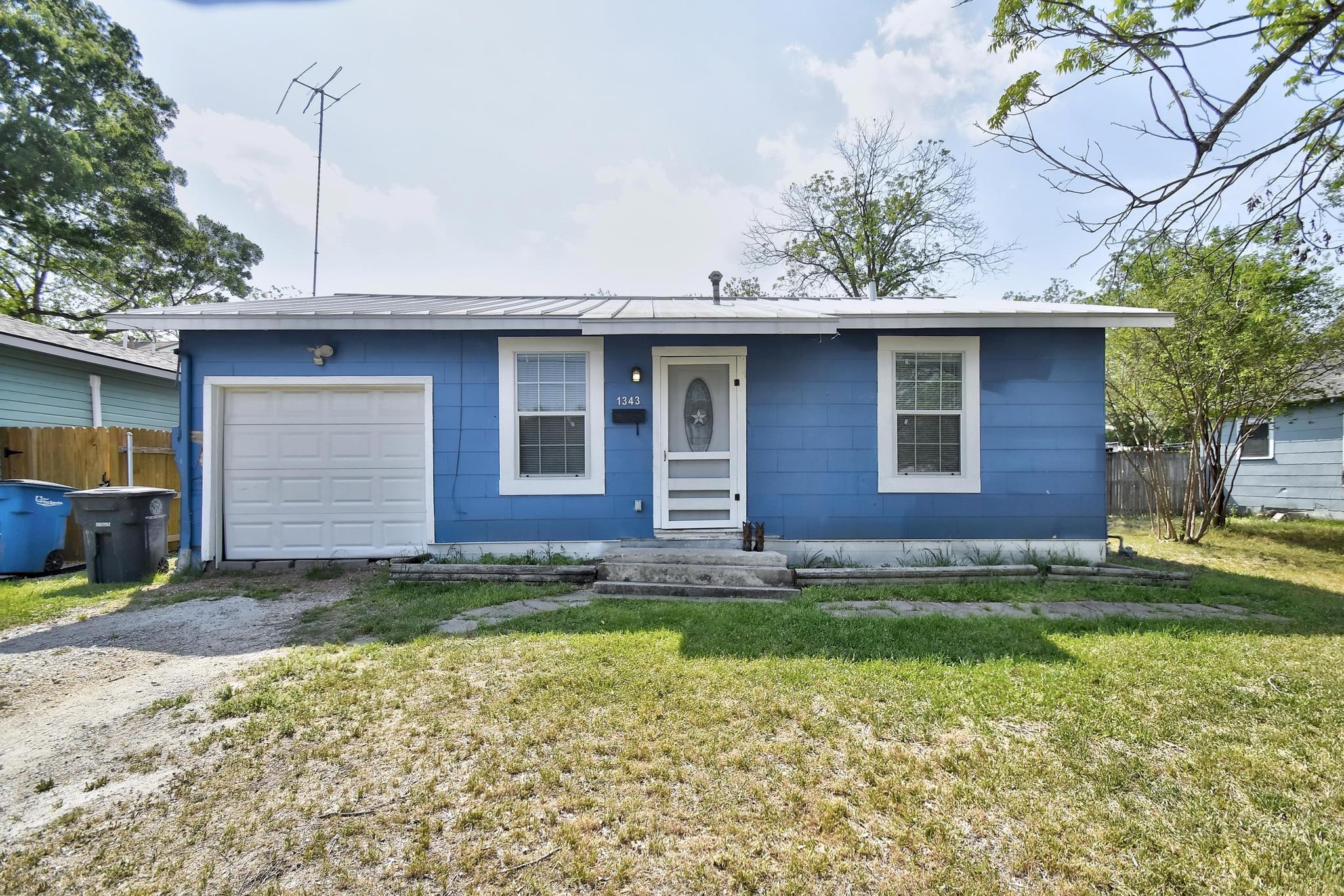 1343 W Mills St Property Photo