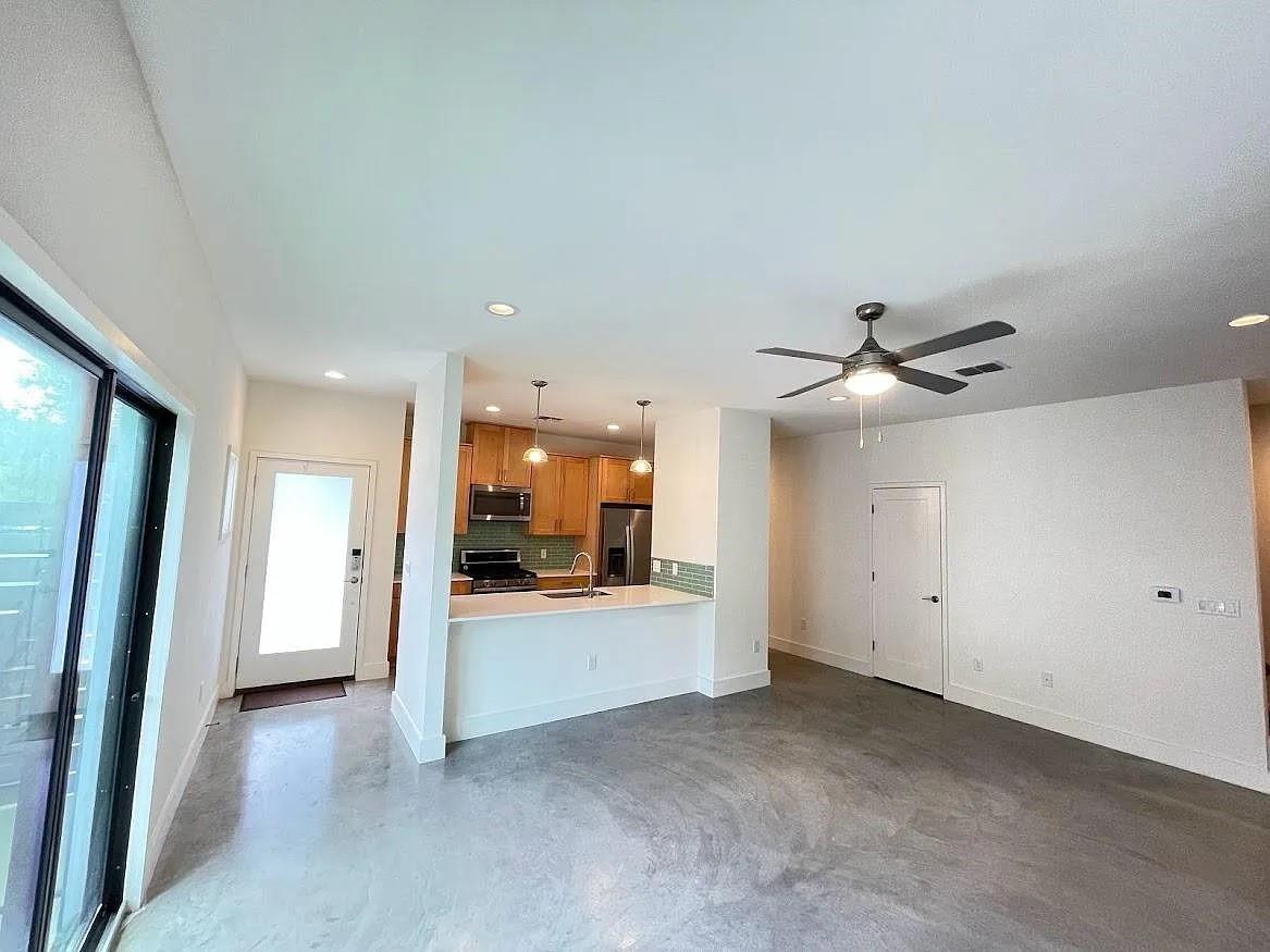 2101 Montopolis Dr 20 Property Photo 6