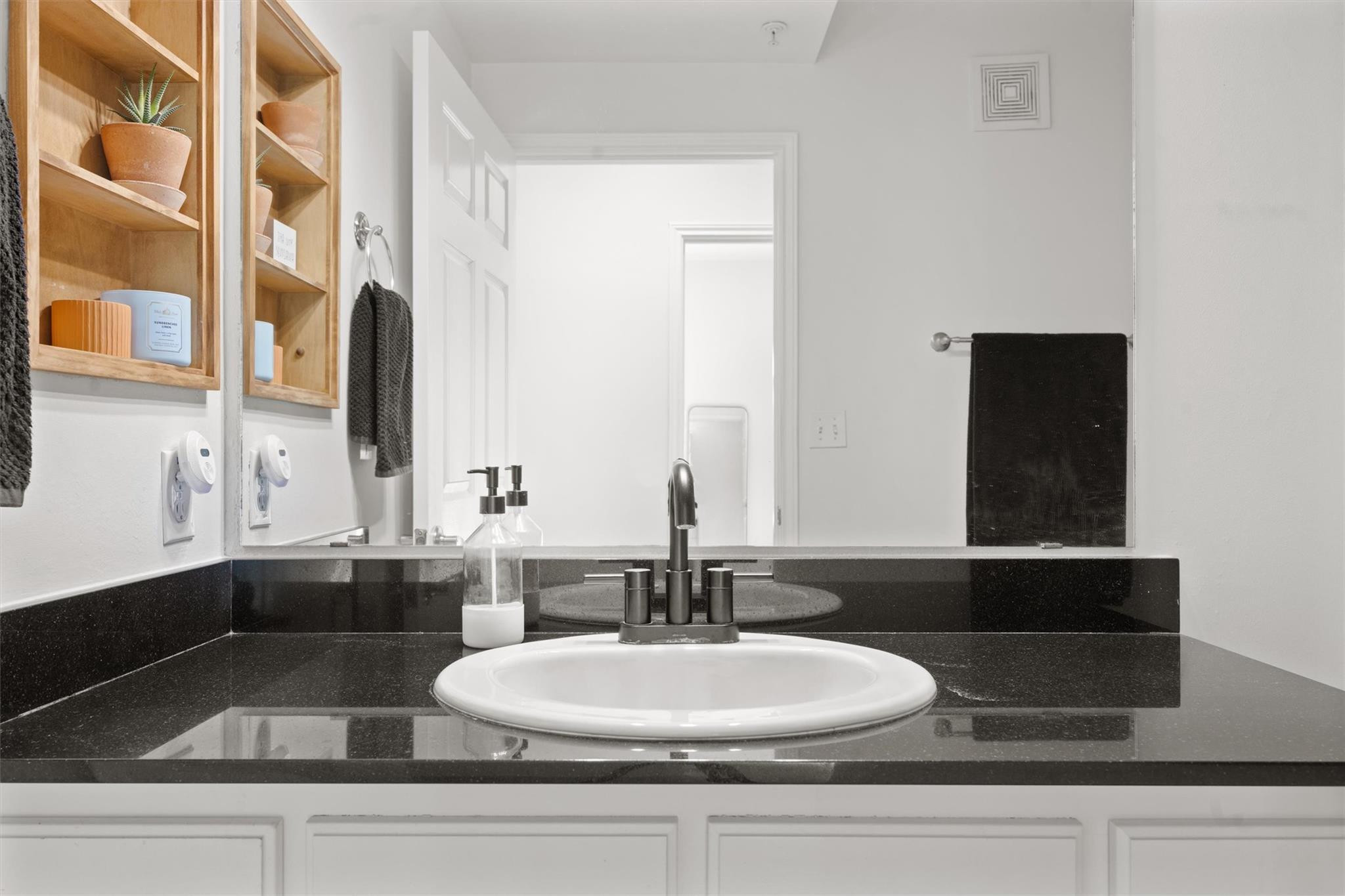 910 W 25th St 407 Property Photo 16