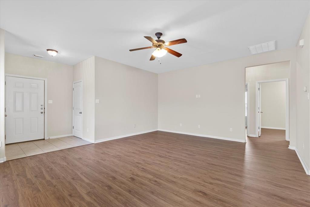 1001 Hyde Park Dr Property Photo 3