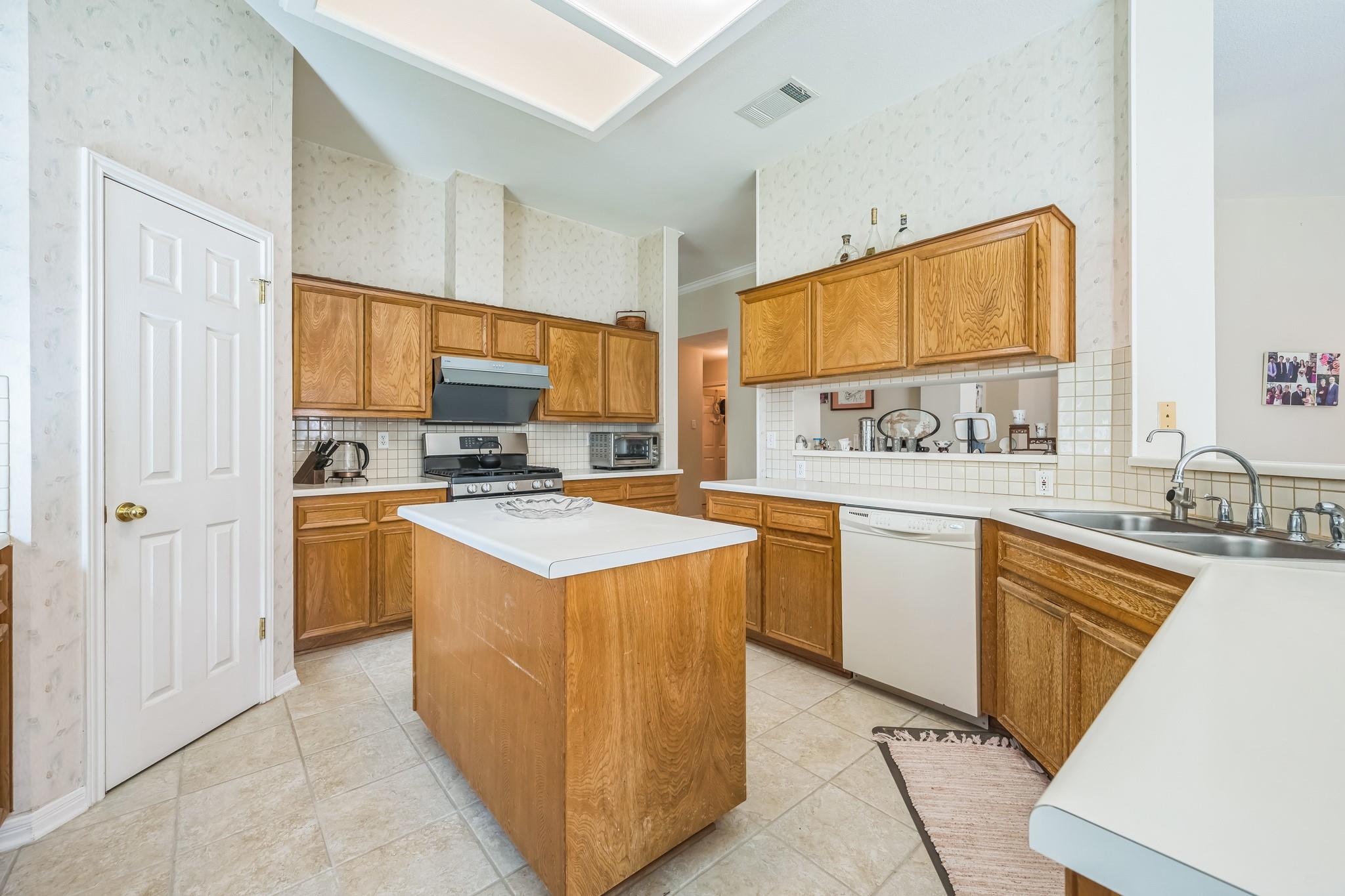 9002 Brimstone Ln Property Photo 3
