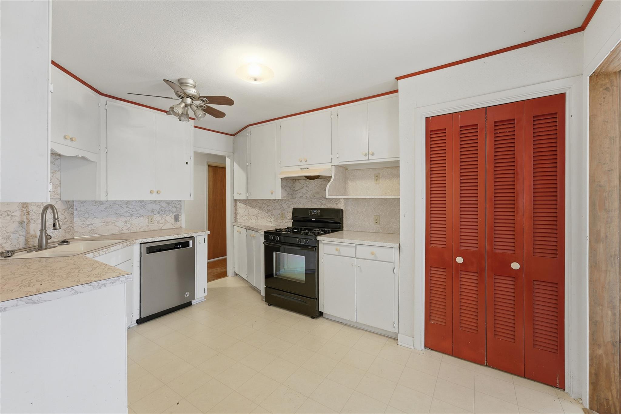520 Seydler St Property Photo 3