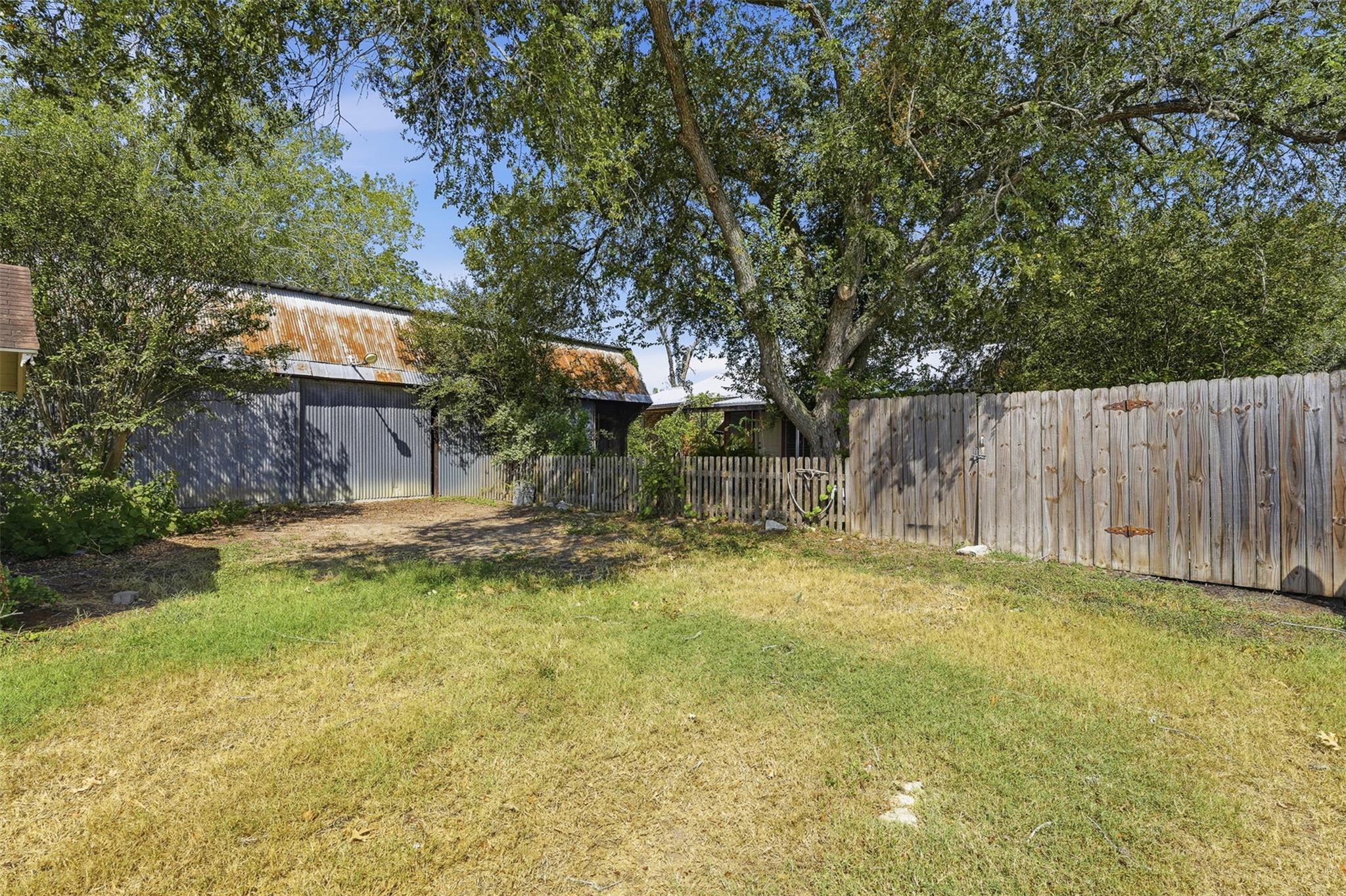 520 Seydler St Property Photo 18