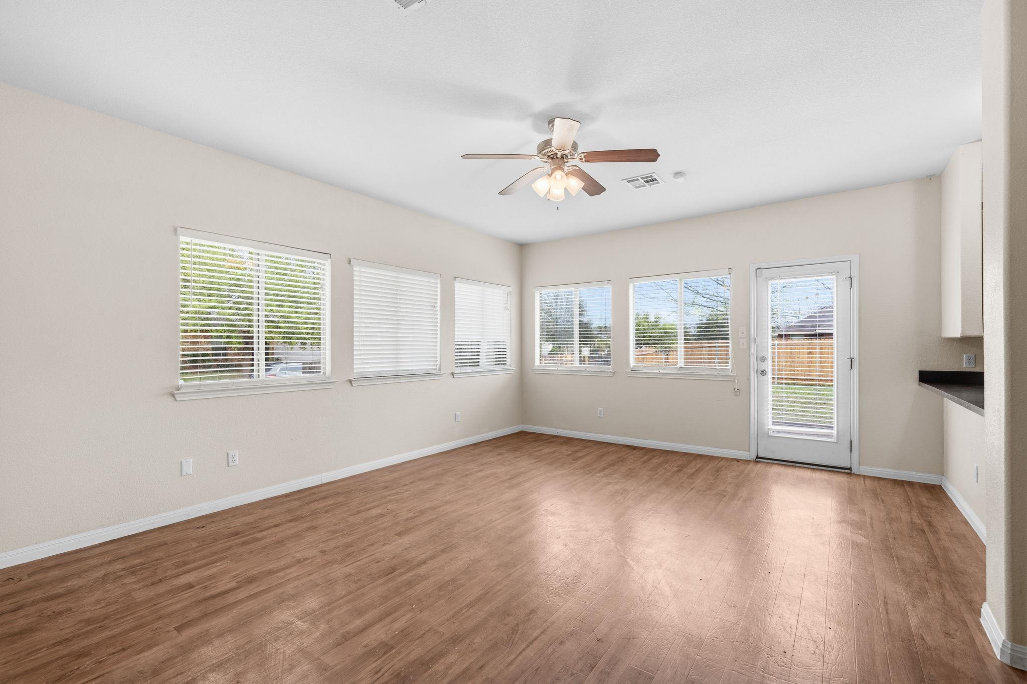 601 Silver Wing Ct Property Photo 3