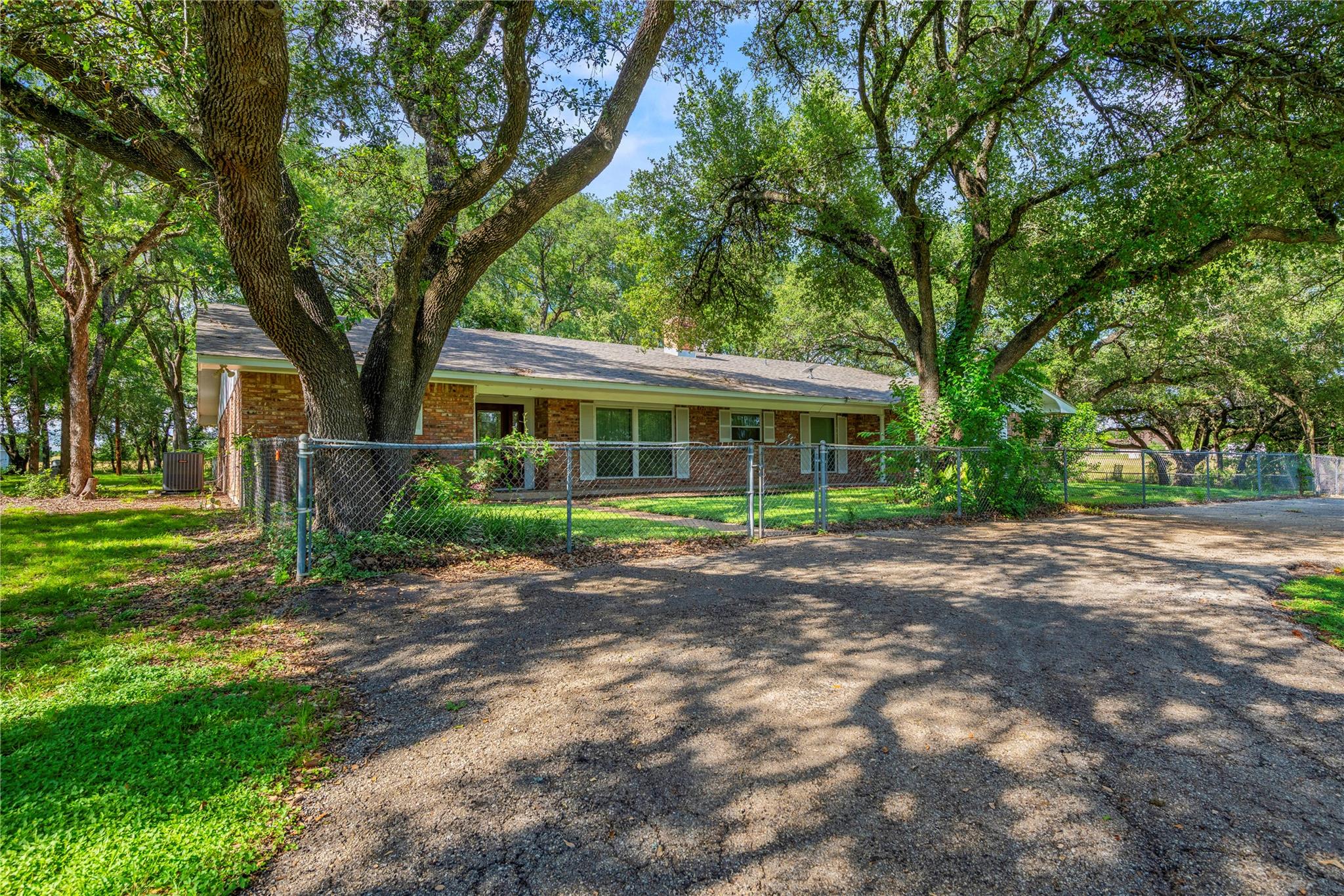 700 Shanklin Rd Property Photo 4