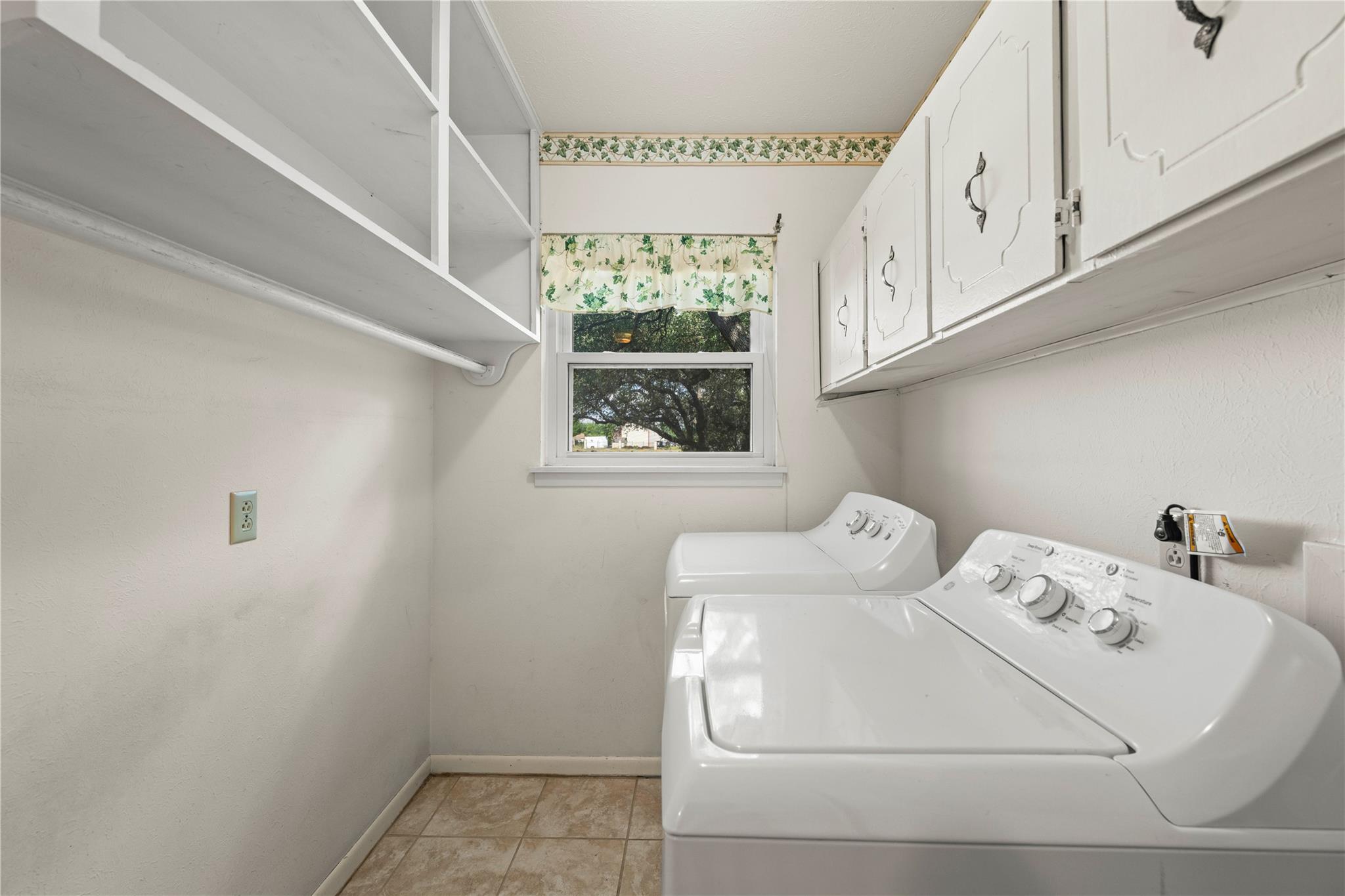 700 Shanklin Rd Property Photo 20