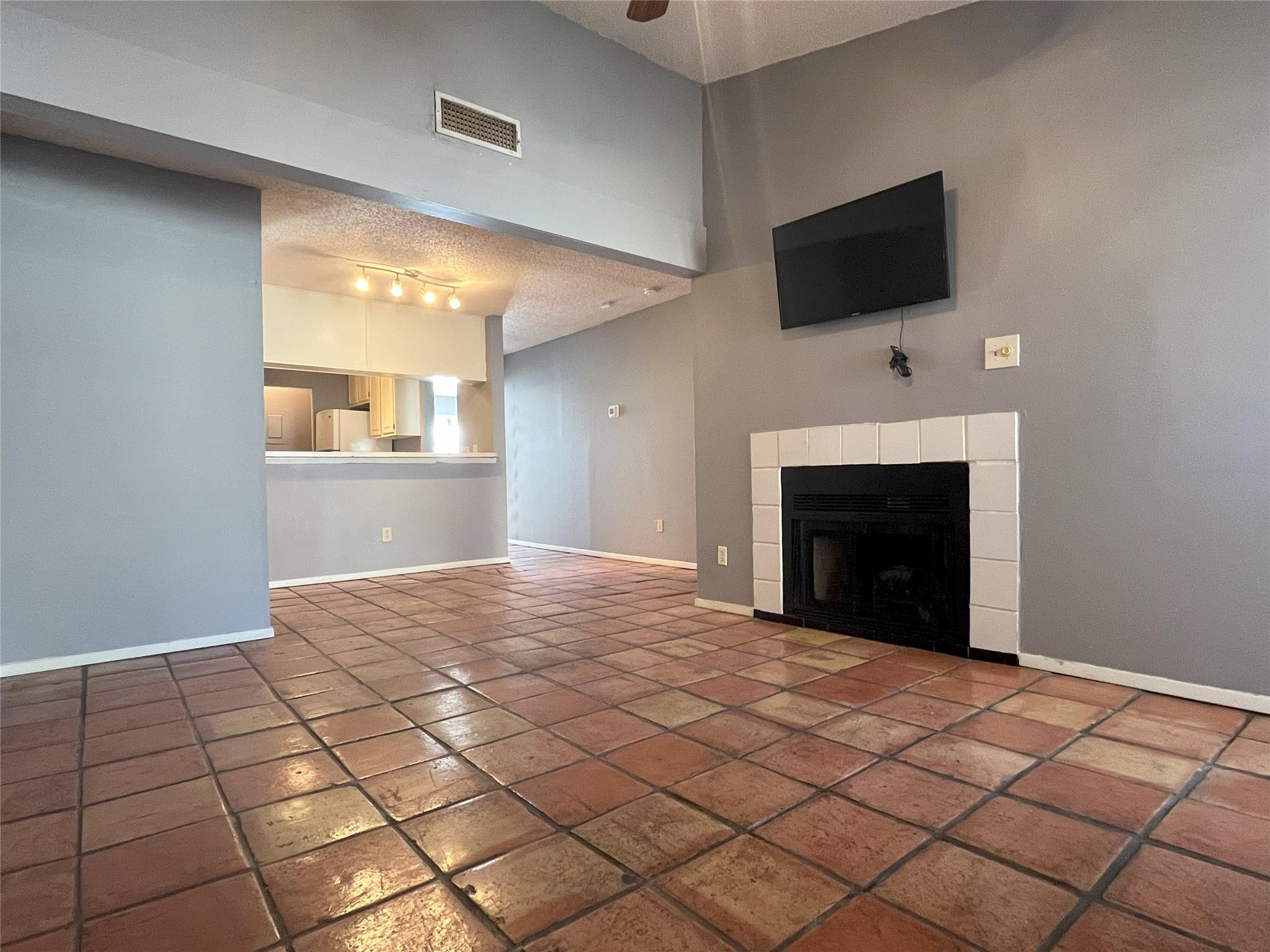 806 W 24th St #303 Property Photo 3