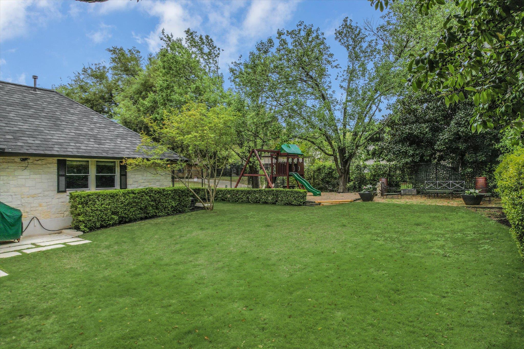9001 Thickwoods Cv Property Photo 34