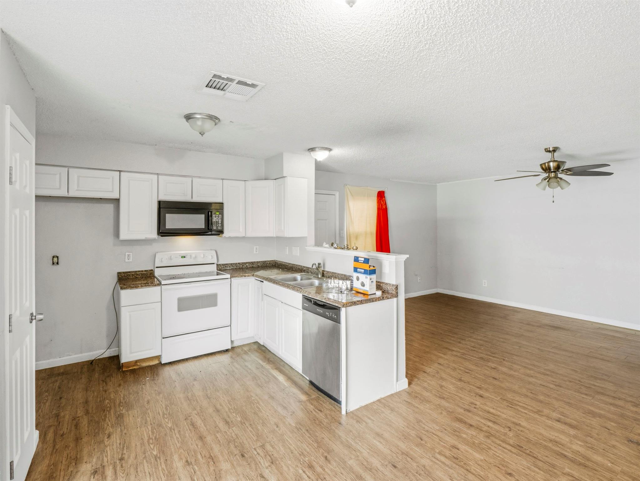 8201 Riverstone Dr Property Photo 8