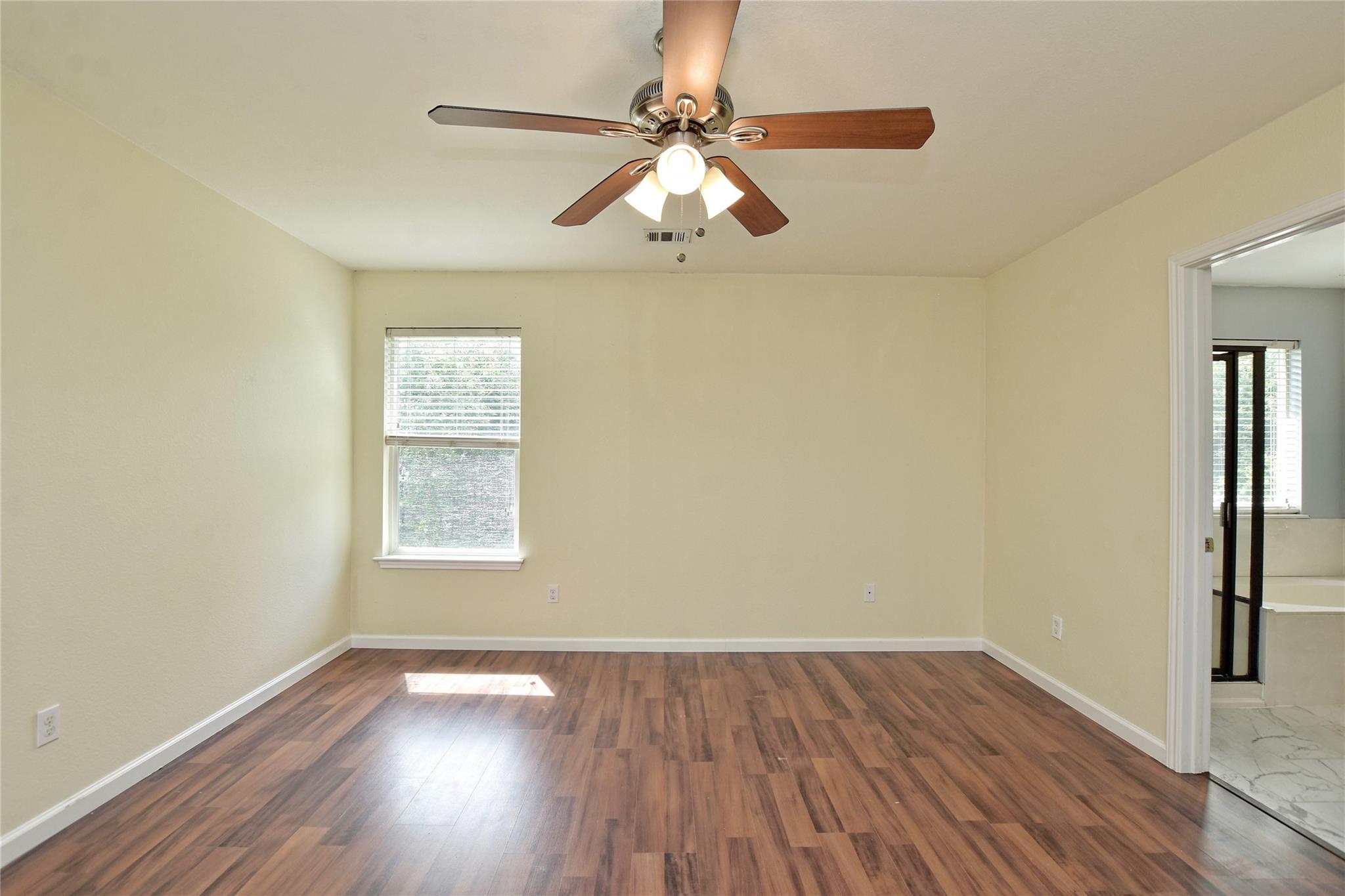 18612 Great Falls Dr Property Photo 12