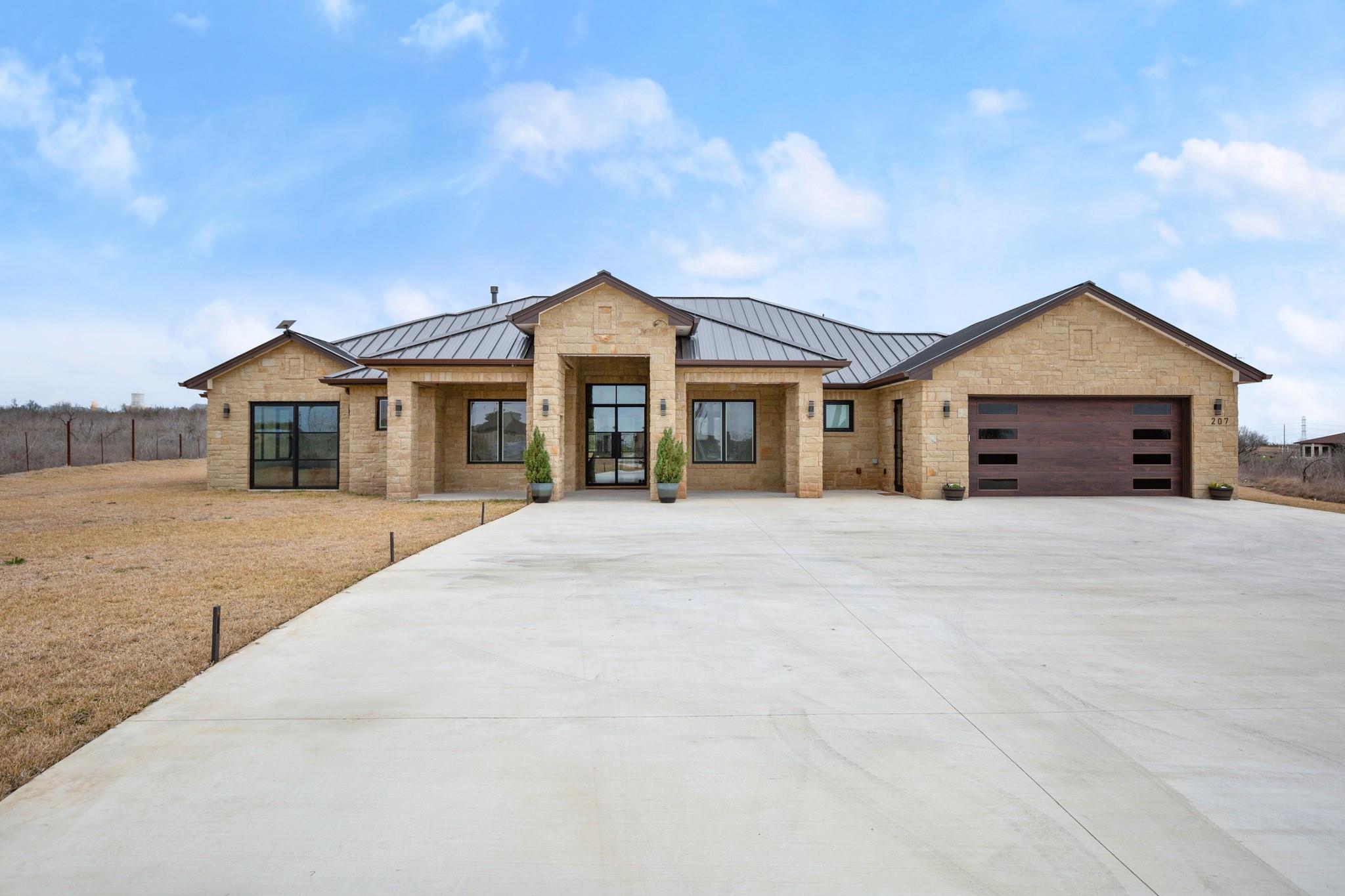 207 Arrowwood Ct Property Photo