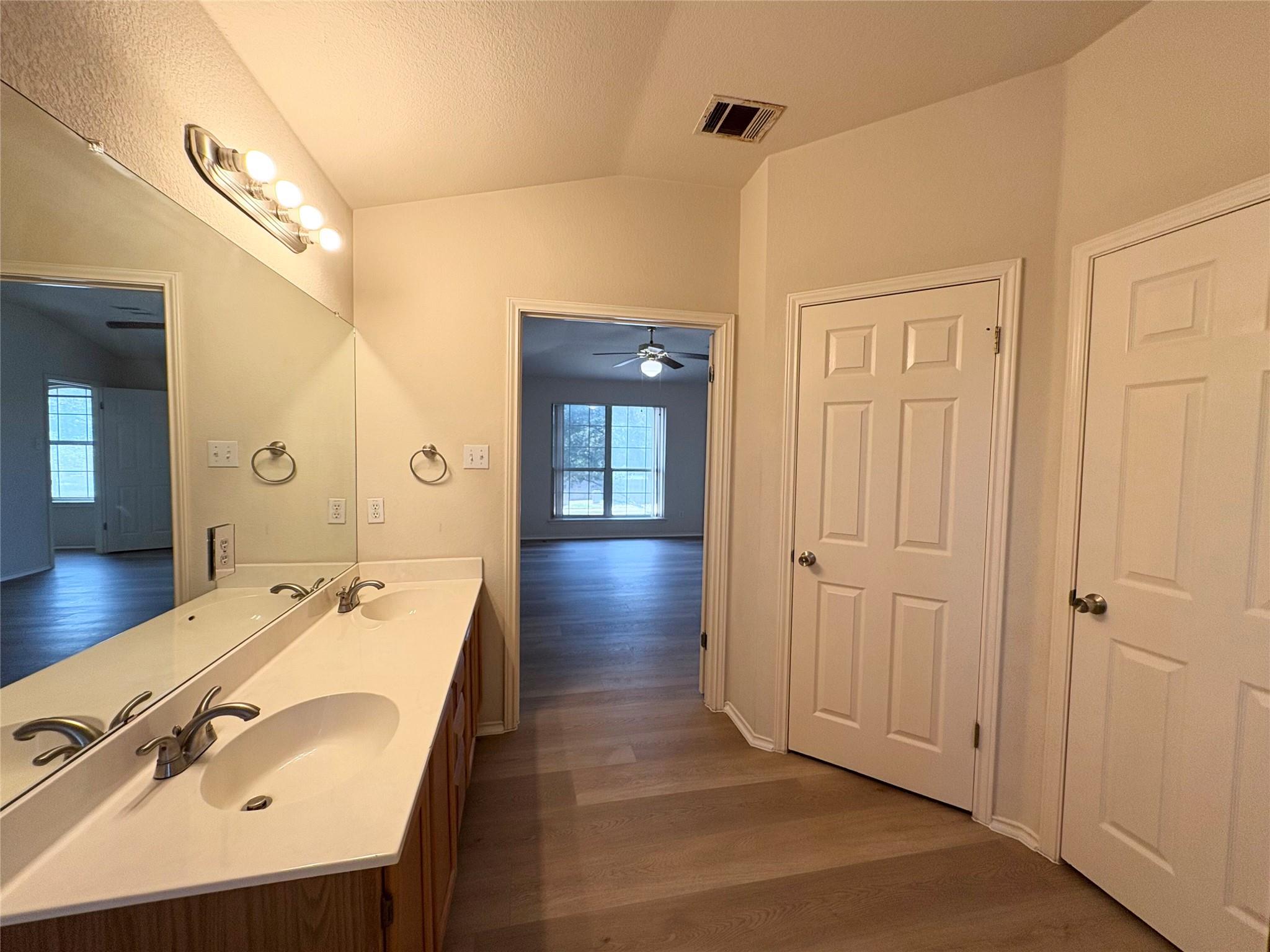 1101 Wood Creek Dr Property Photo 32