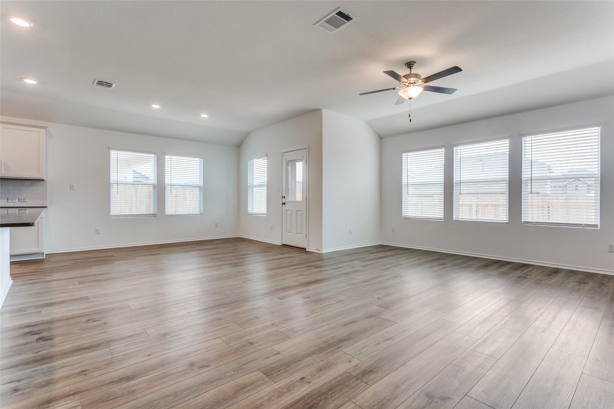 1800 Catahoula Dr Property Photo 3