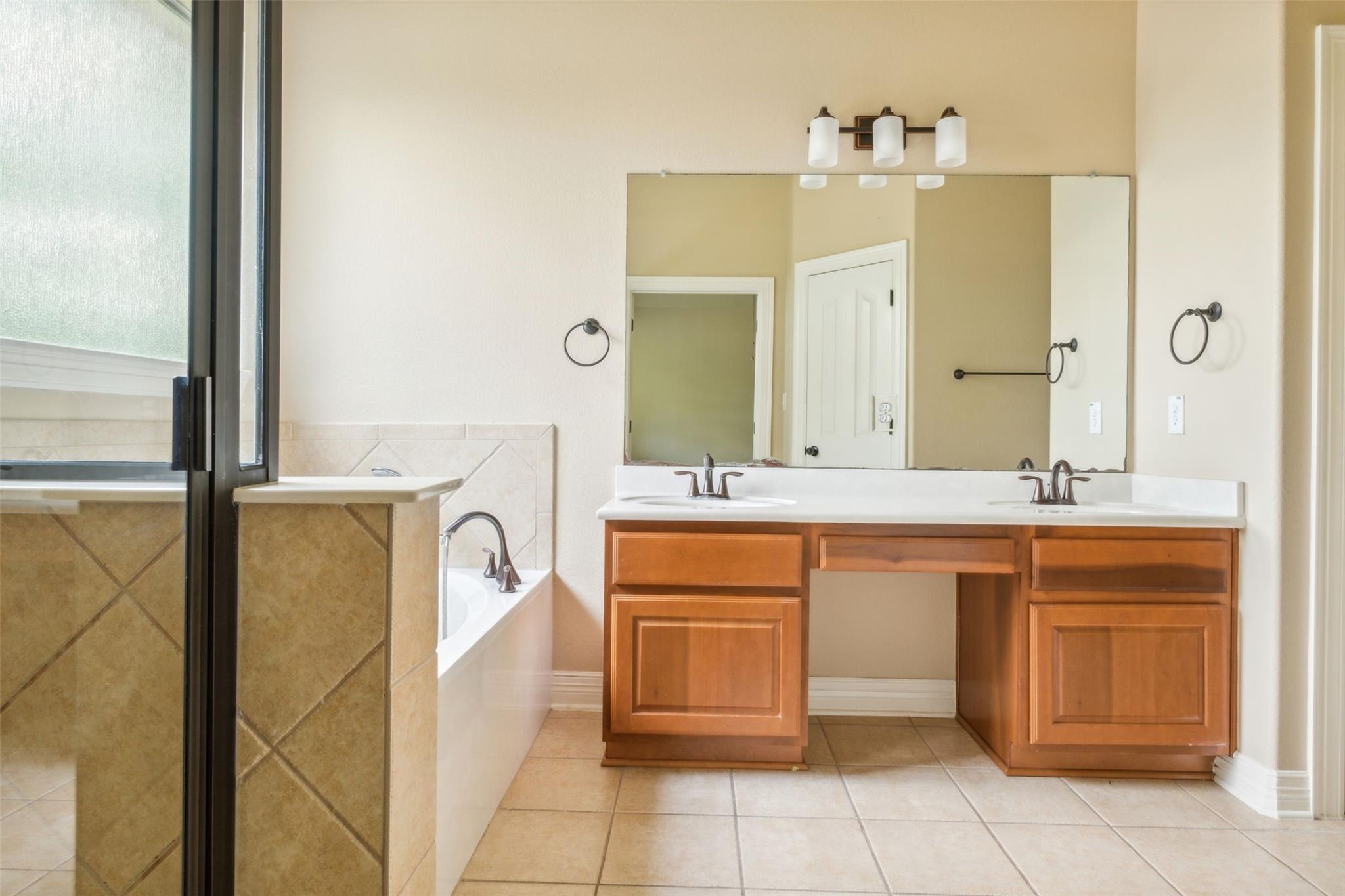15528 Interlachen Dr Property Photo 13