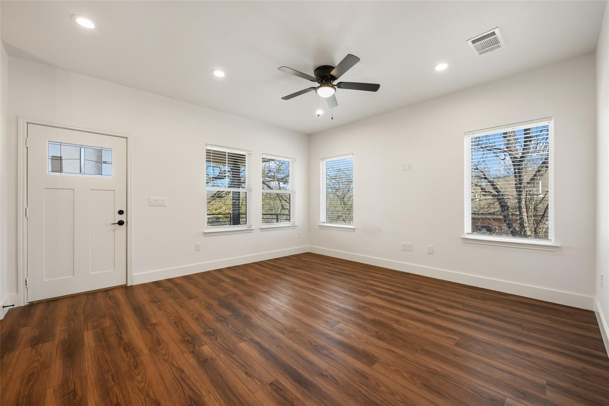15407 Armstrong Ave Property Photo 8