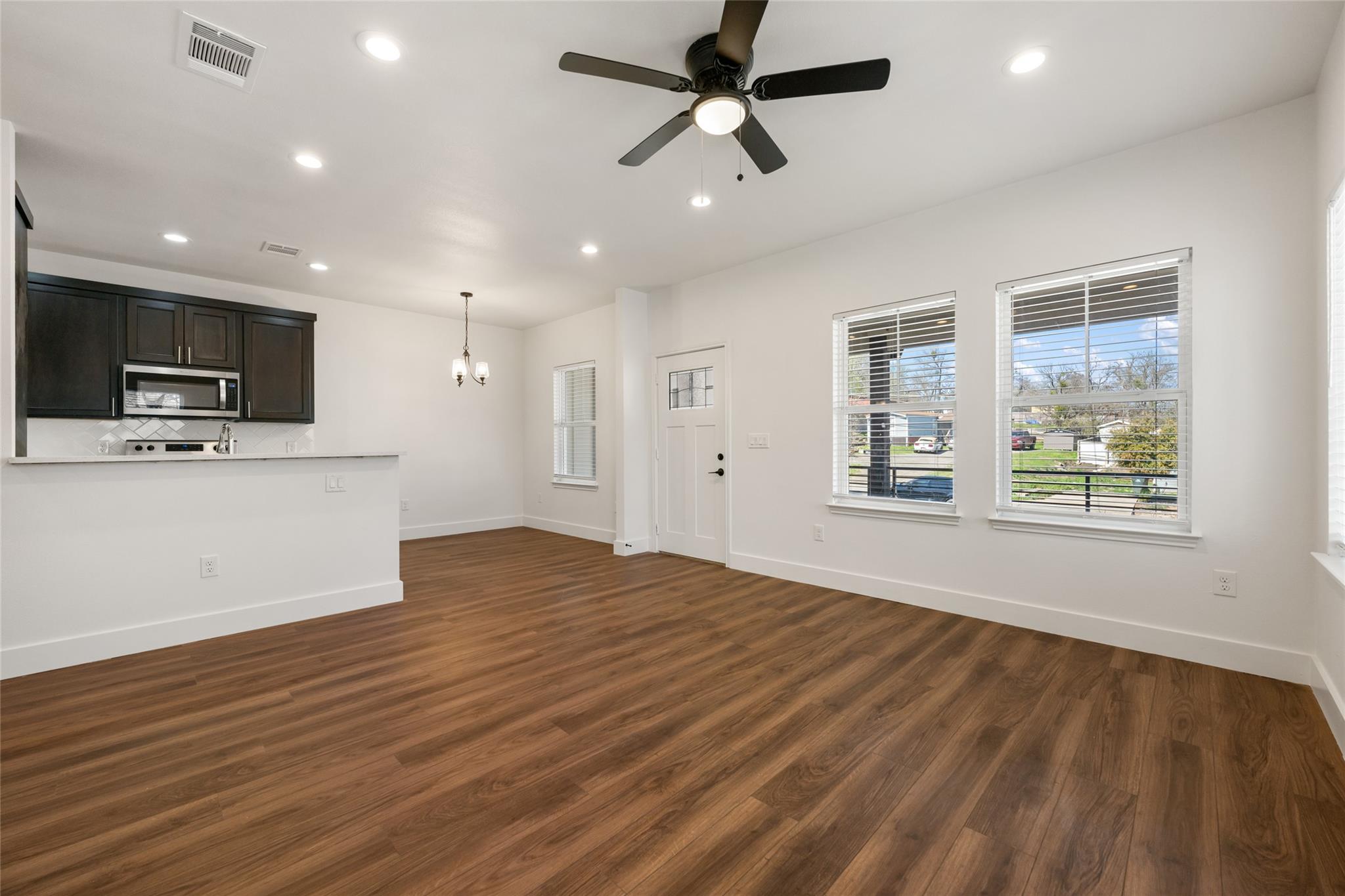 15407 Armstrong Ave Property Photo 9