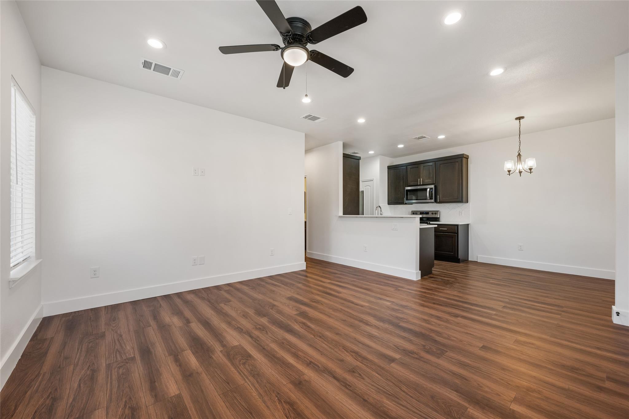 15407 Armstrong Ave Property Photo 10