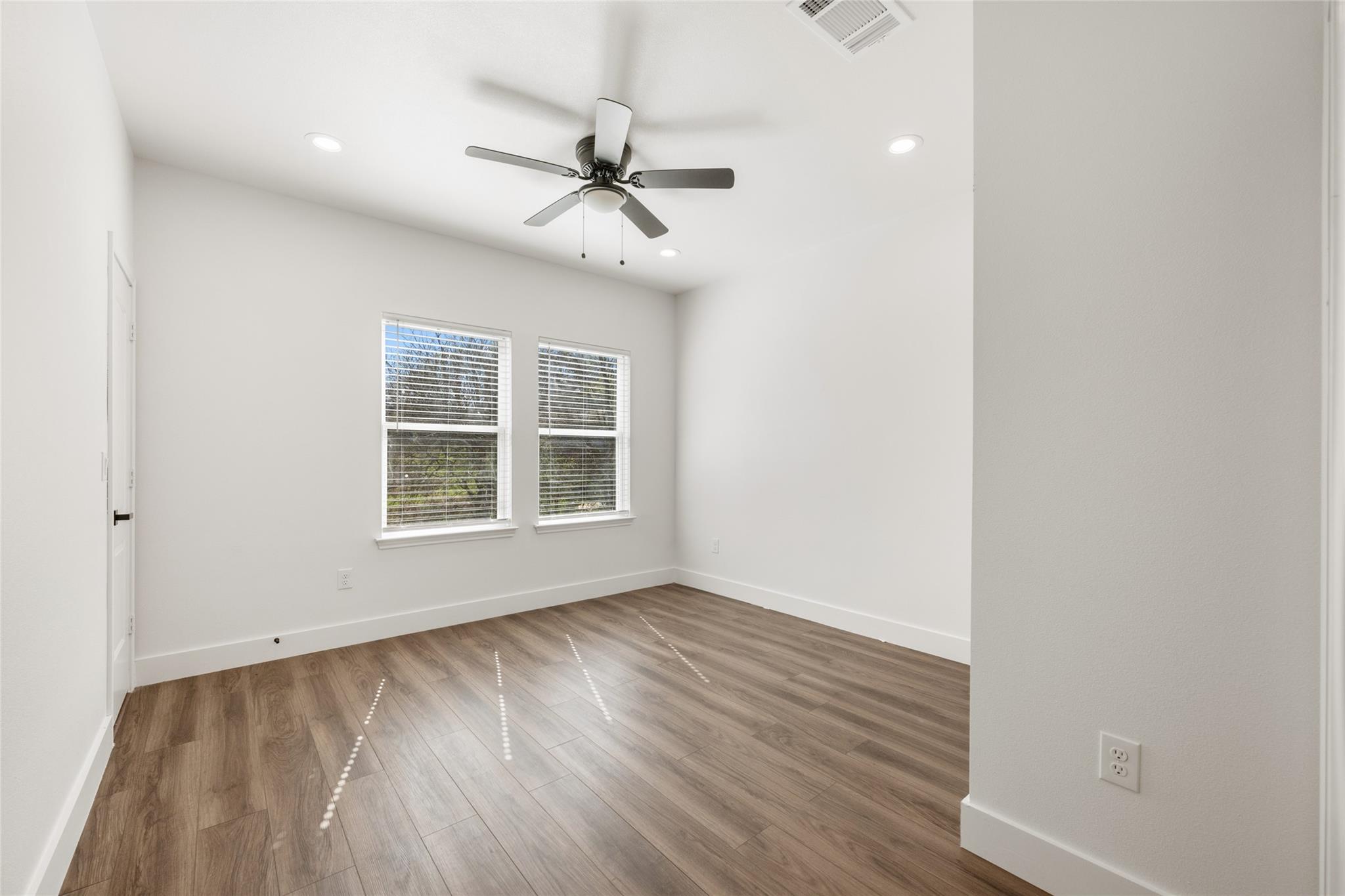 15407 Armstrong Ave Property Photo 16
