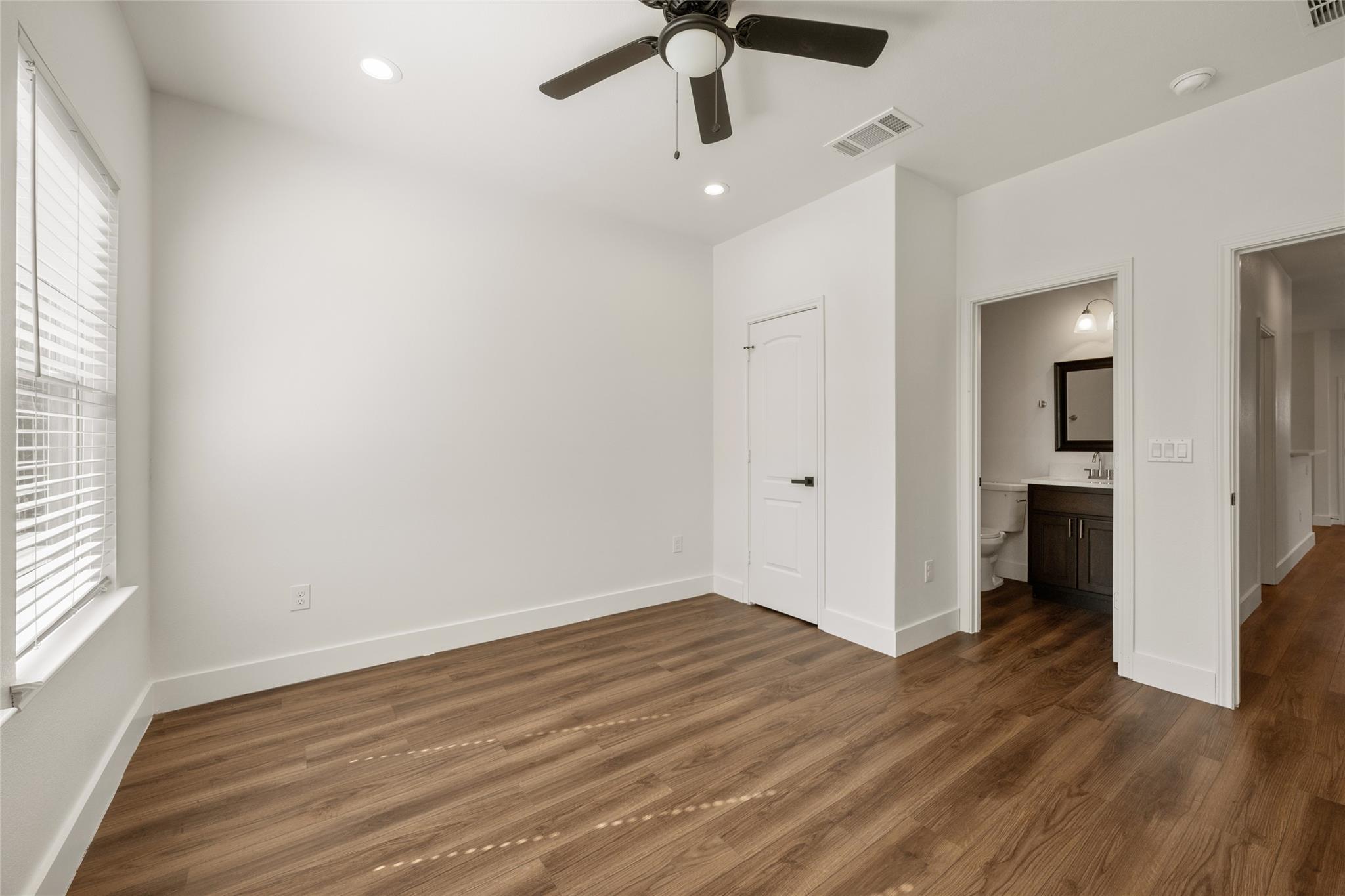 15407 Armstrong Ave Property Photo 17