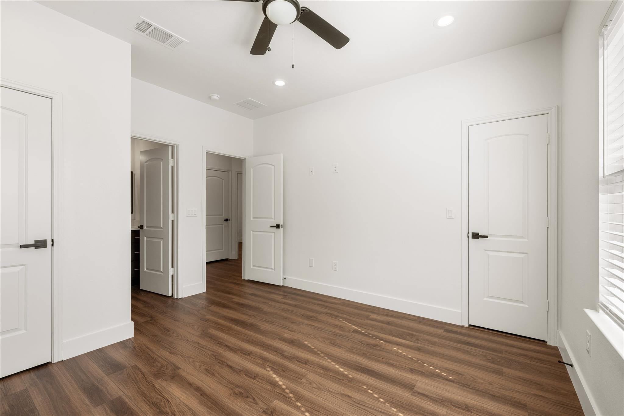 15407 Armstrong Ave Property Photo 18