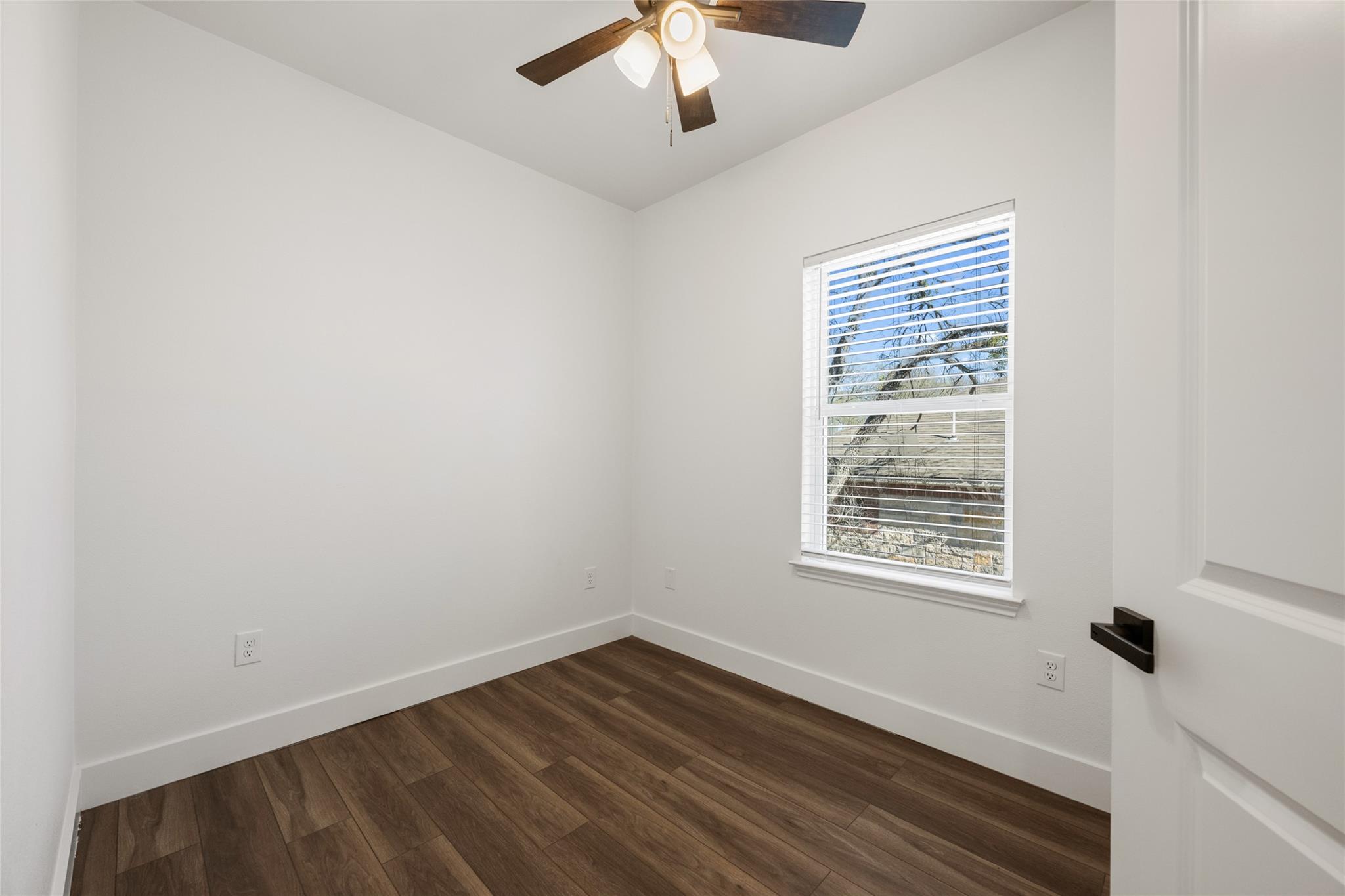 15407 Armstrong Ave Property Photo 23