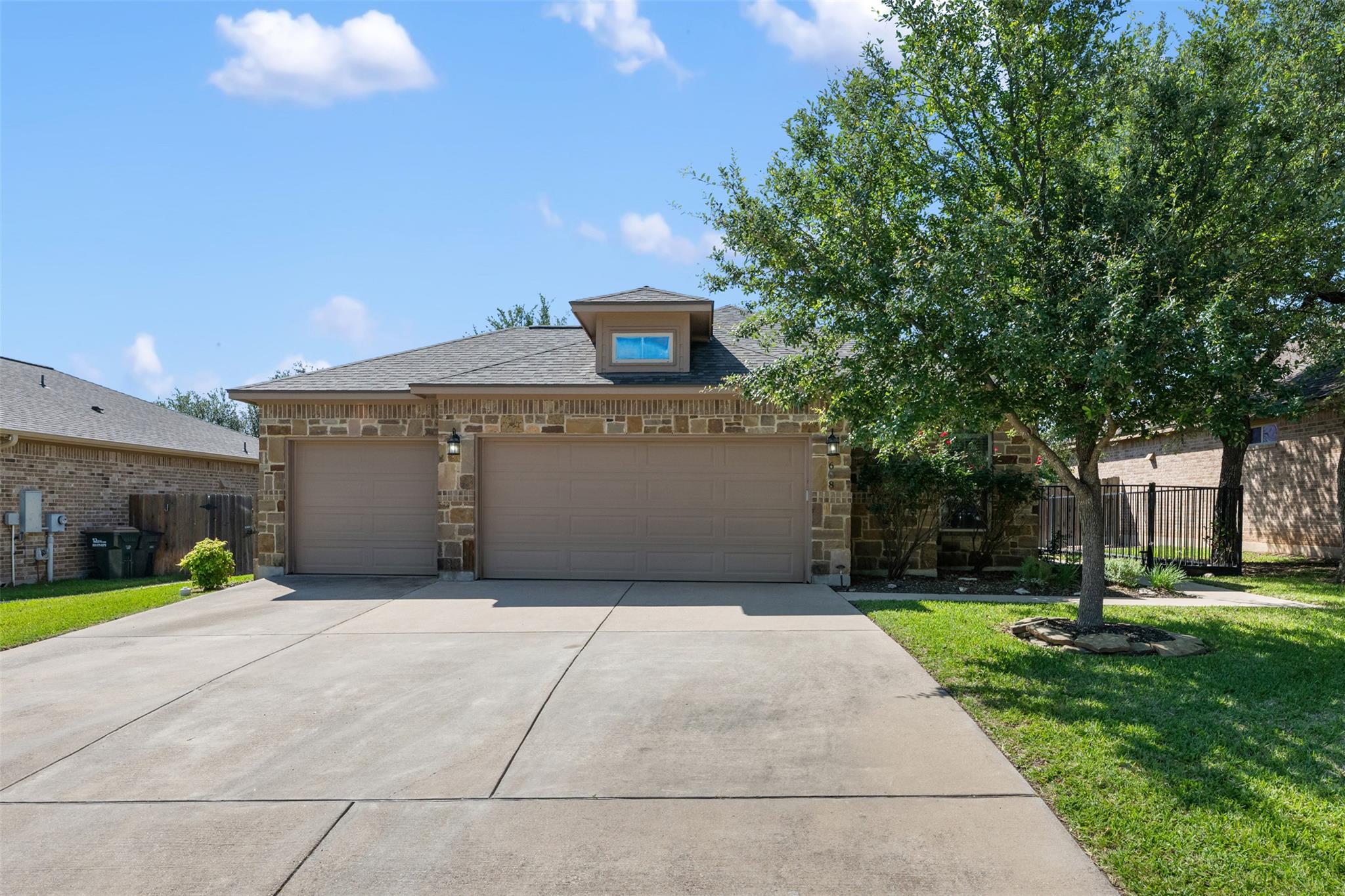 608 Algerita Dr Property Photo 1