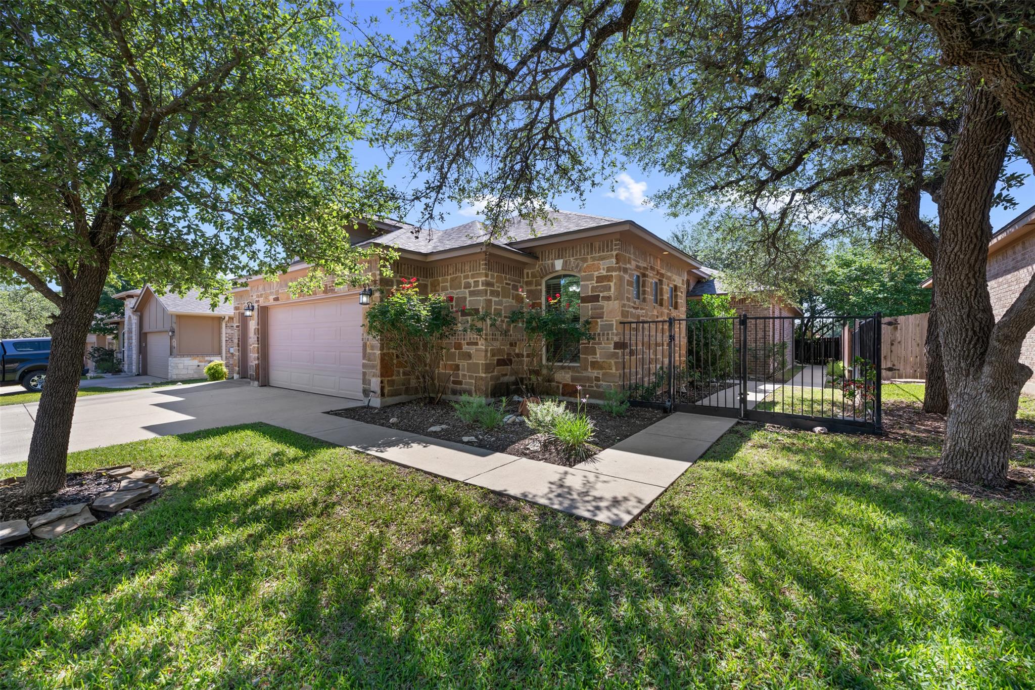 608 Algerita Dr Property Photo 2