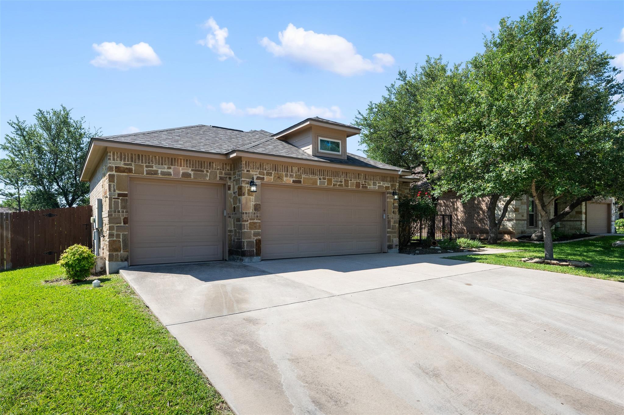 608 Algerita Dr Property Photo 3